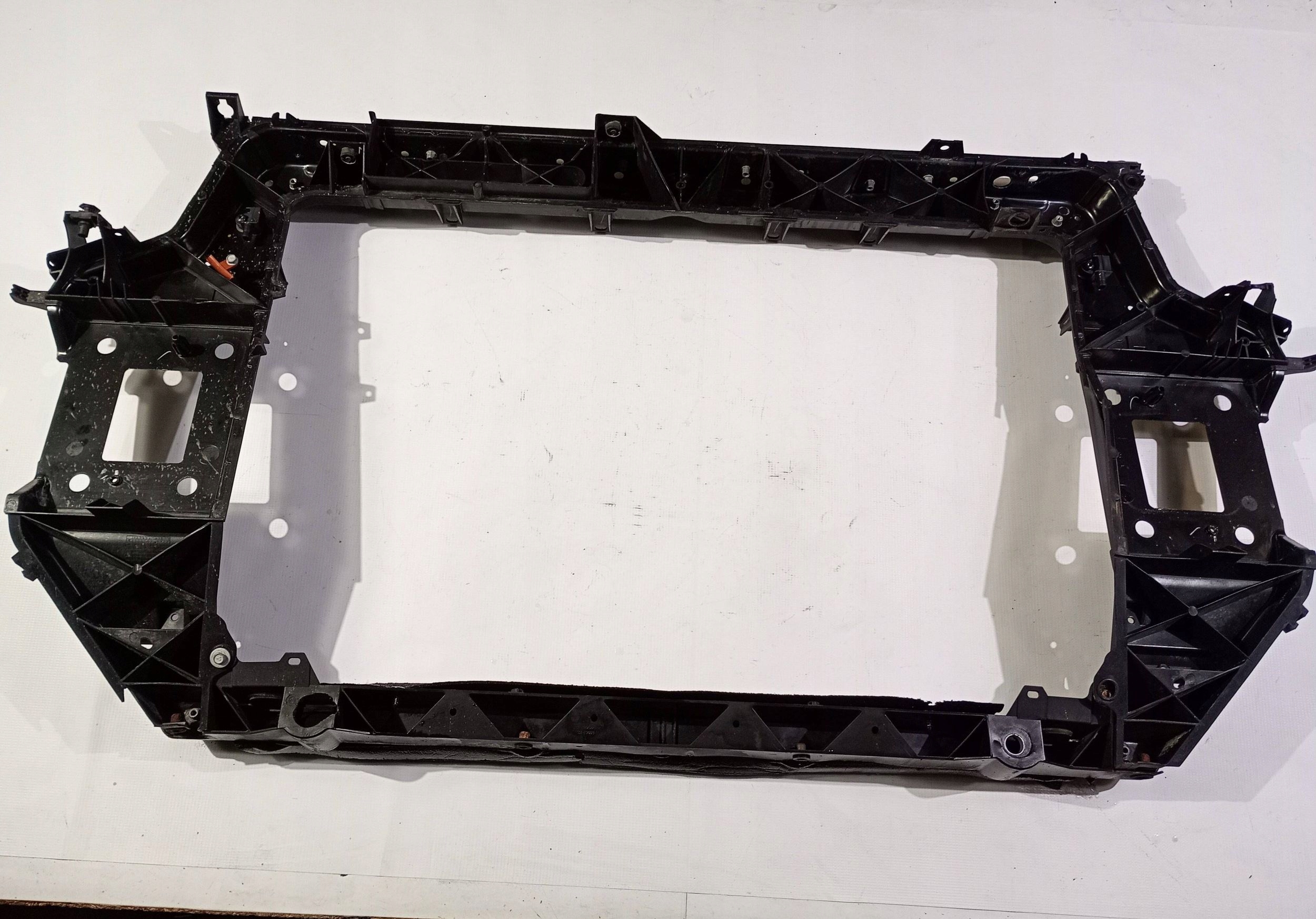 support panel for radiators pillar front of radiators Chrysler Pacifica 2017