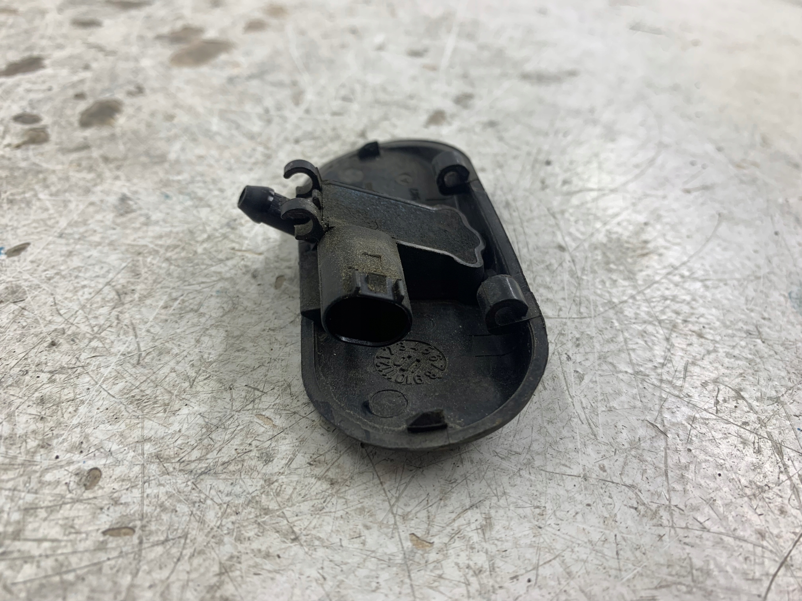 AUDI A4 B6 buse lave glaces gauche 8E0955987