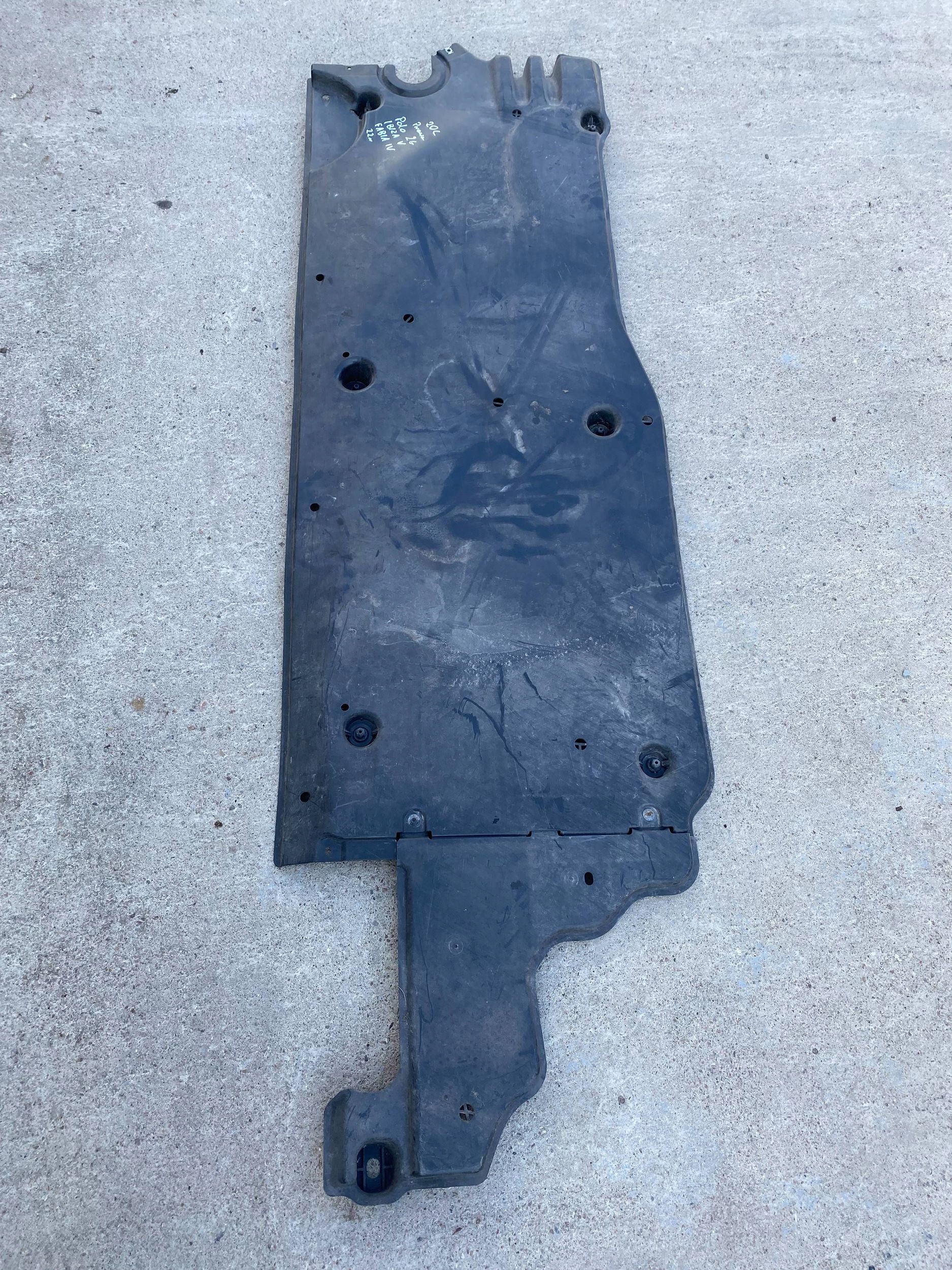 AUDI A1 II 82A ARONA blende abdeckung abdeckung unterfahrschutz rechts 2Q0825202B