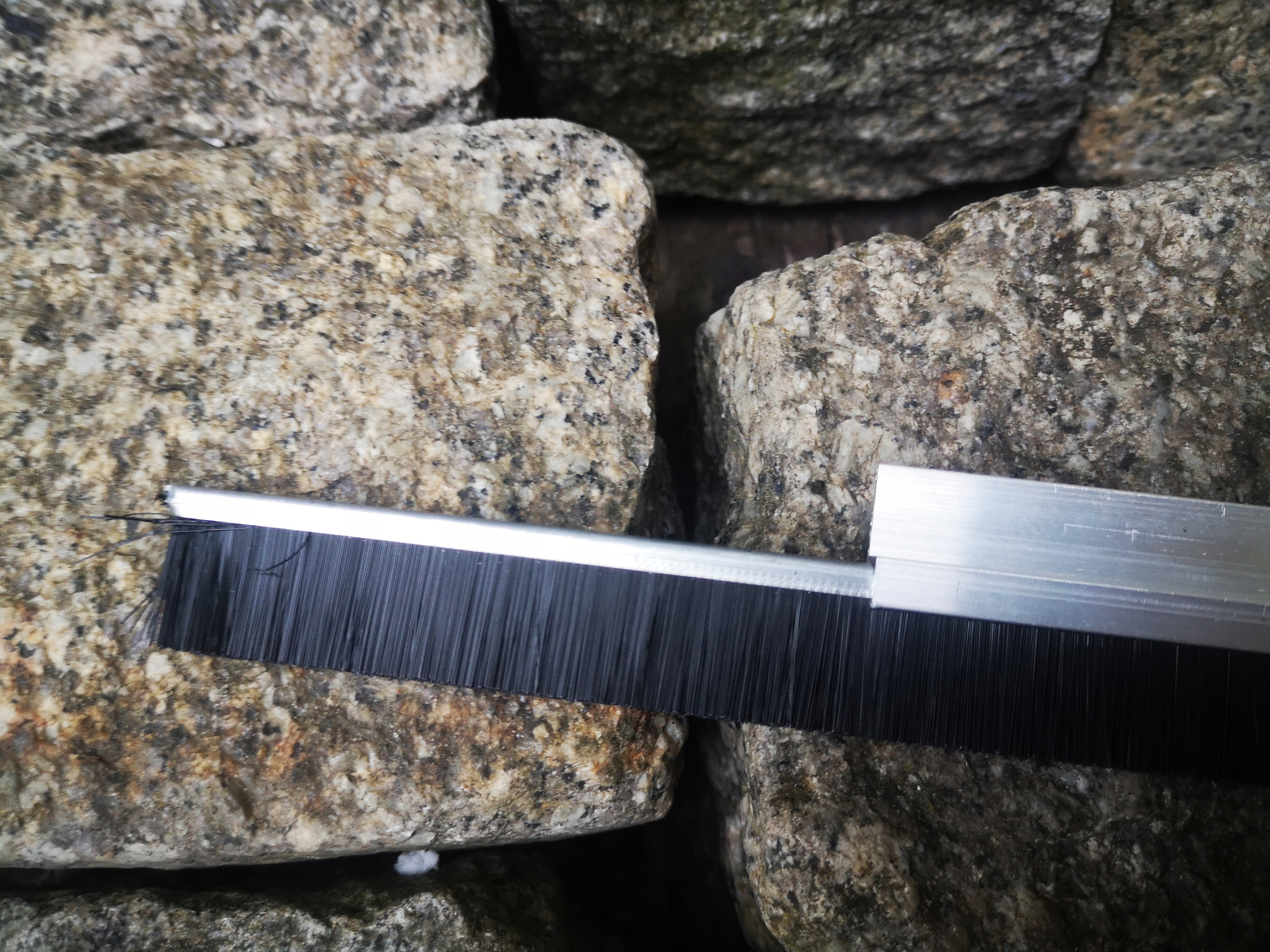 USZCZELKA SZCZOTKOWA GARAŻOWA 100CM WŁOSIE 14MM Długość 100 cm