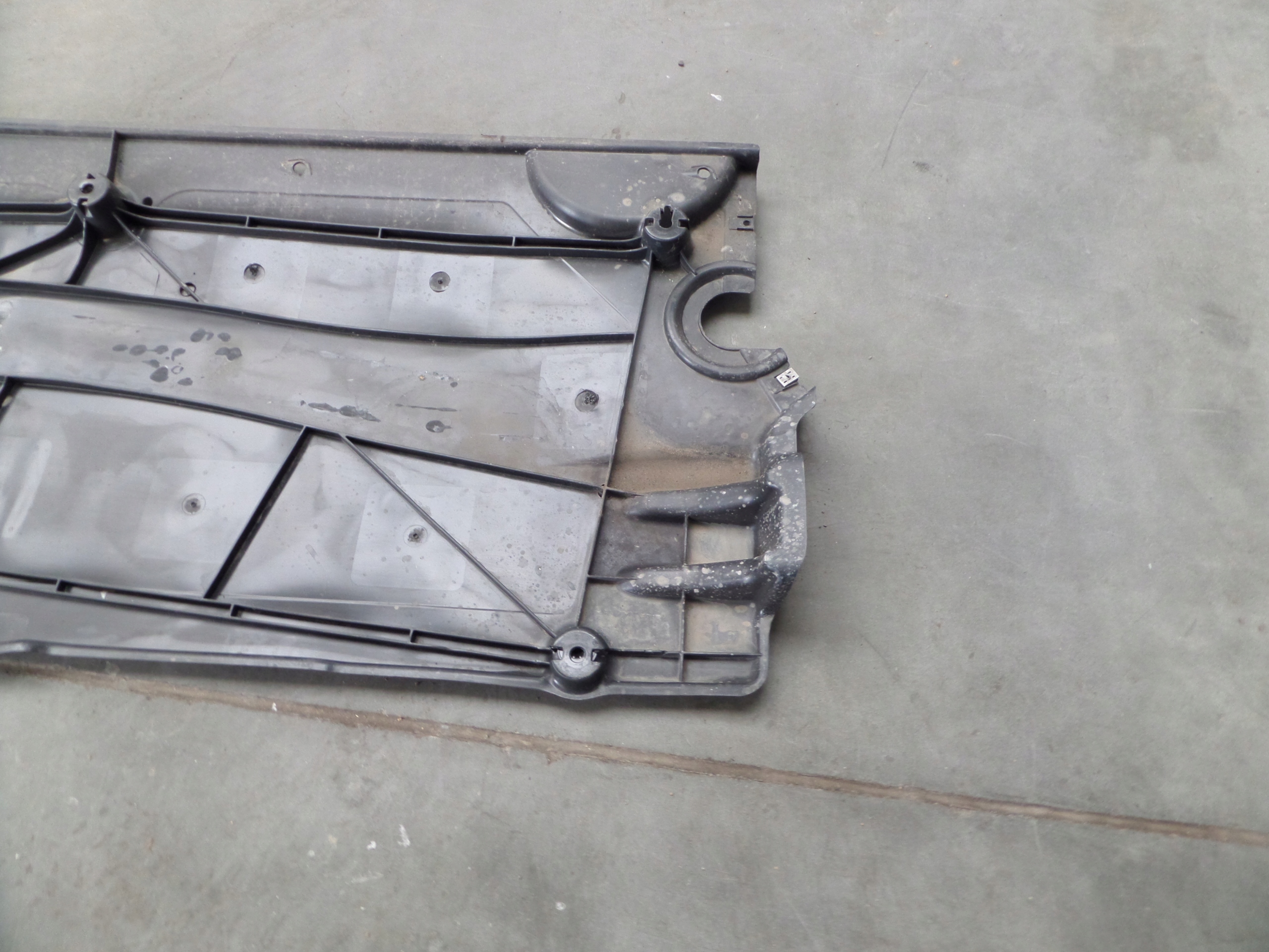 links Blende Abdeckung abdeckung Unterfahrschutz VW SKODA SEAT 2Q0825201B