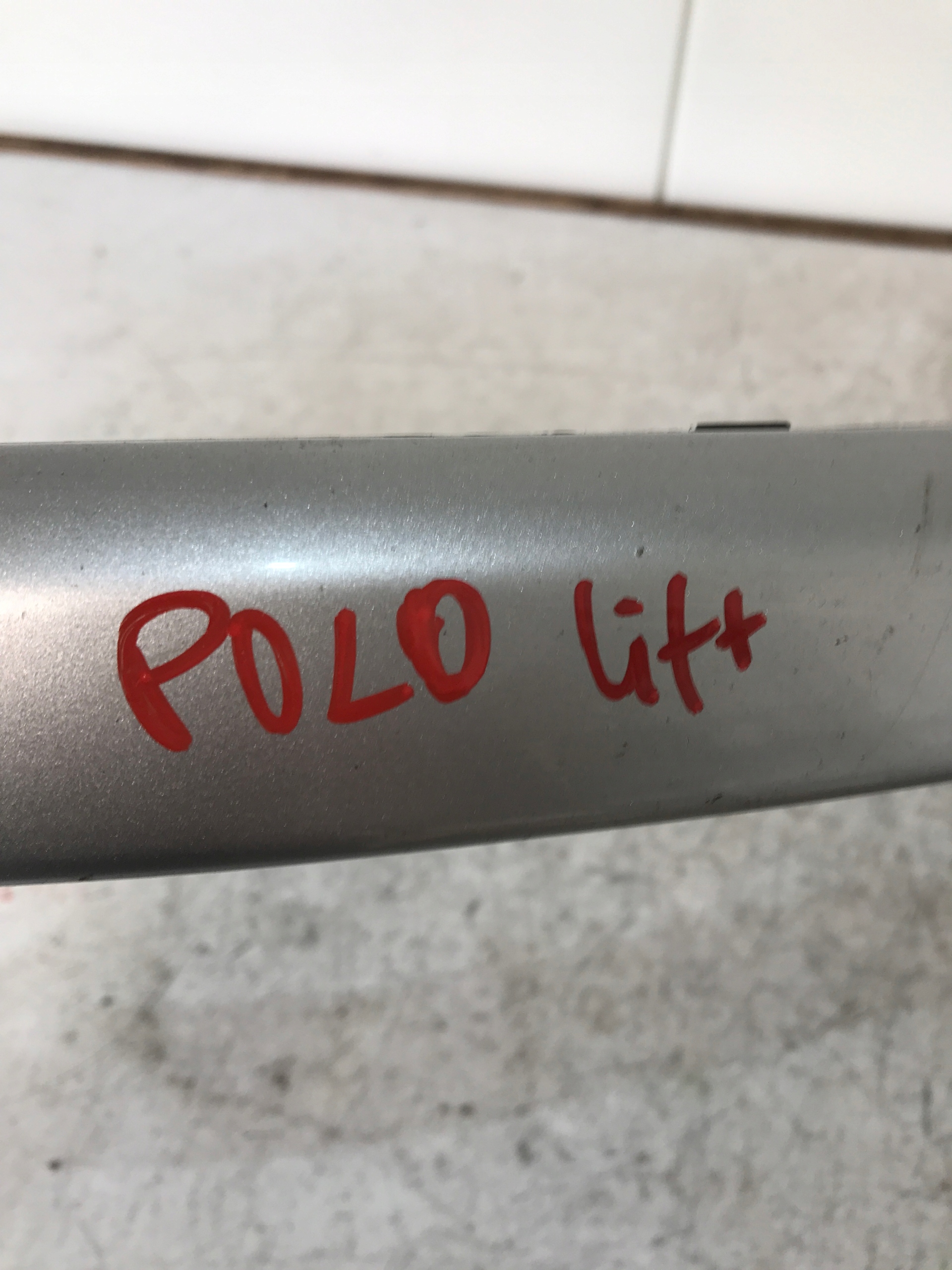 lišta nárazníku pravý předek LA7W VW POLO IV