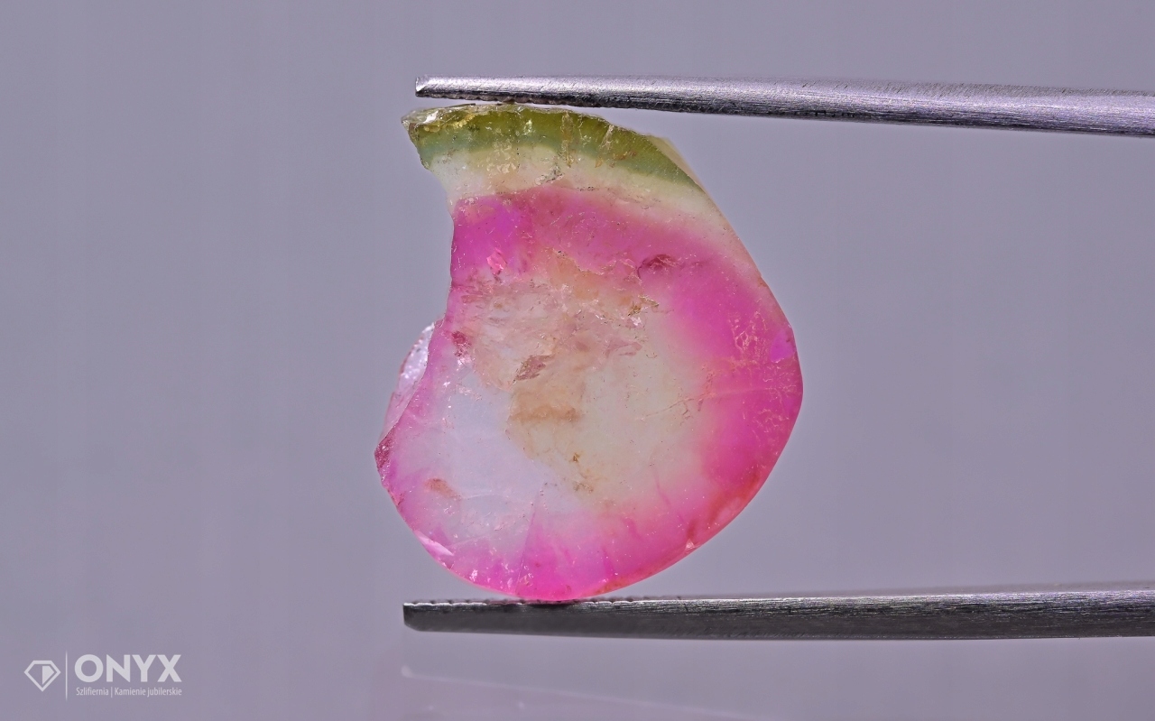 Turmalín nepravidelná deska 17x14,5 mm