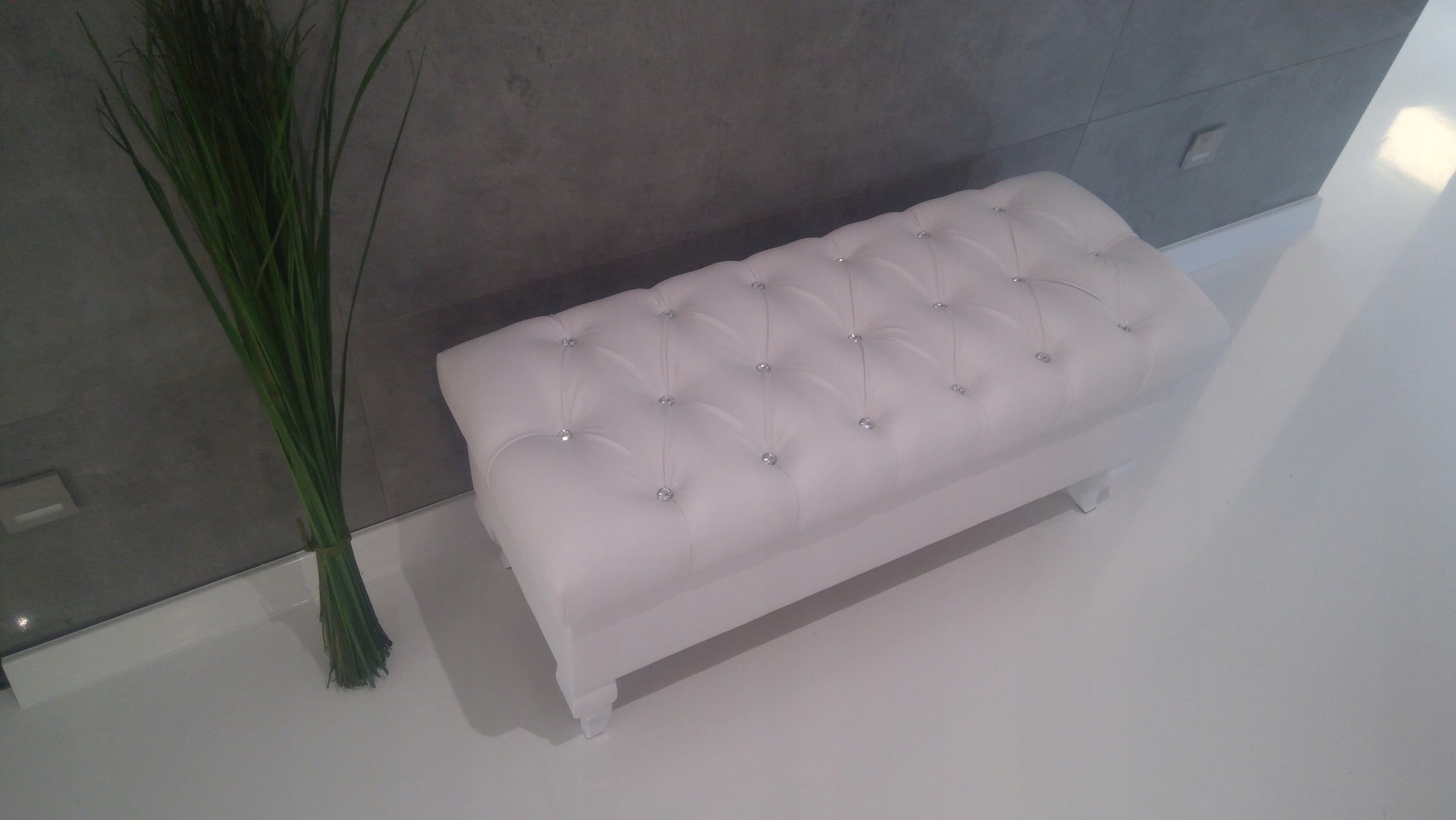 Pufa biała elegancka 100cm OTWIERANA kryształki Kształt prostokąt