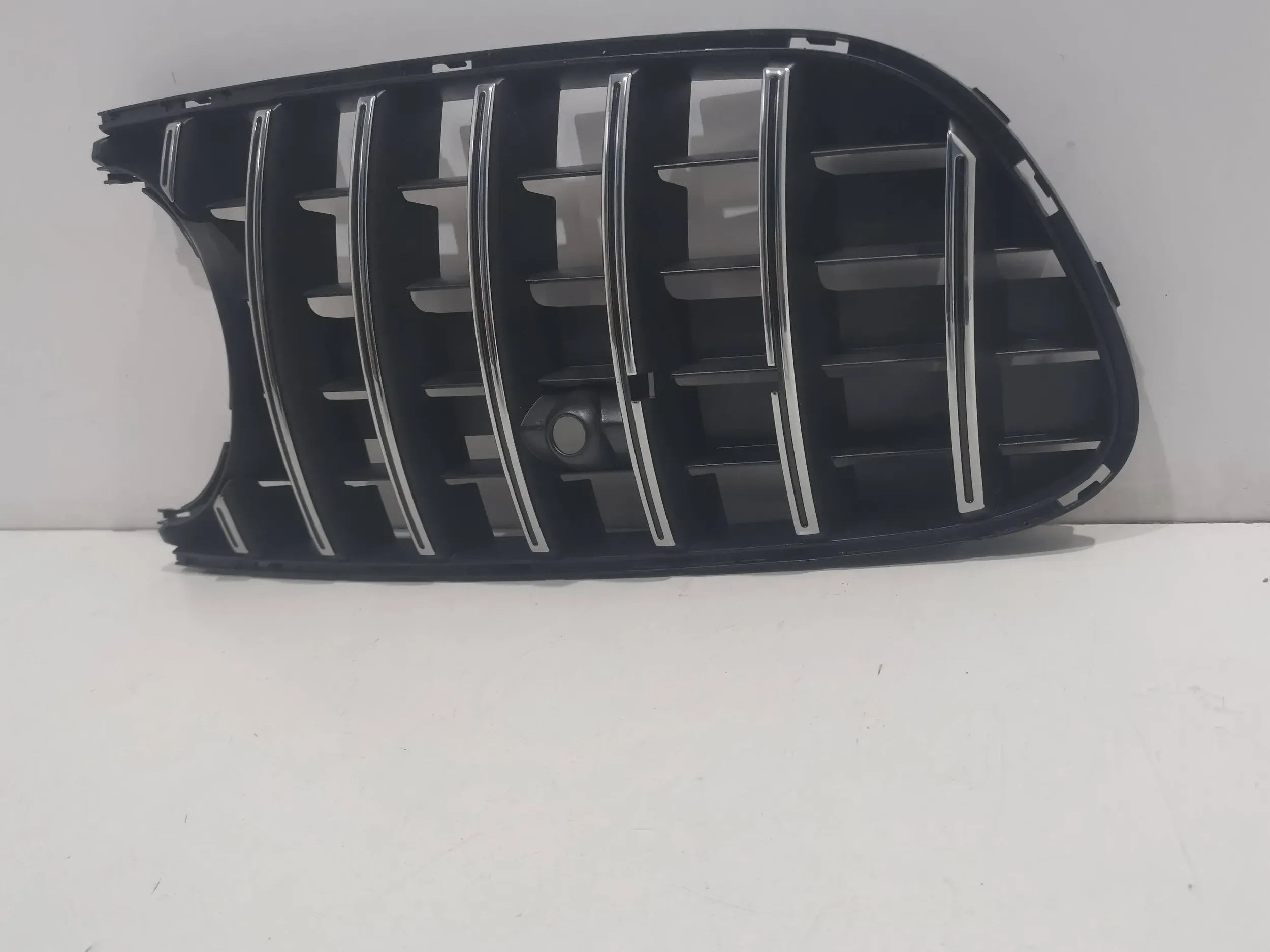 Mercedes Benz AMG GT R190 W190 GRILL ATRAPA NOWA \ Numer katalogowy części A1908853900