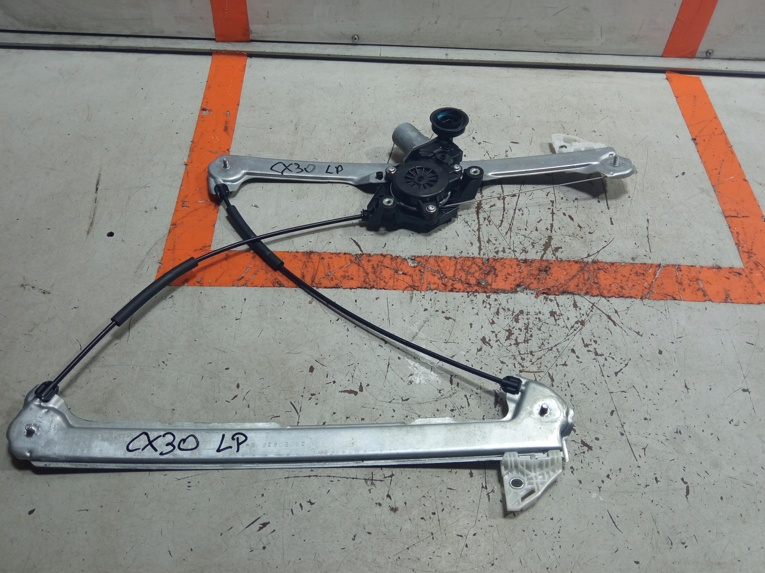 MAZDA CX-30 PODNOŚNIK SZYBY LEWY PRZÓD