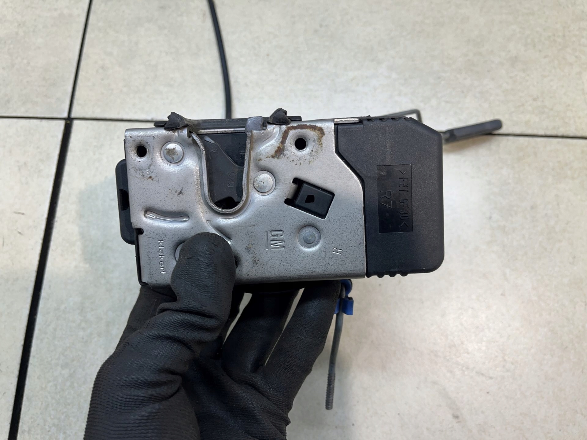 lock door right front 3PIN OPEL VIVARO and 2.5 CDTI 8200008248