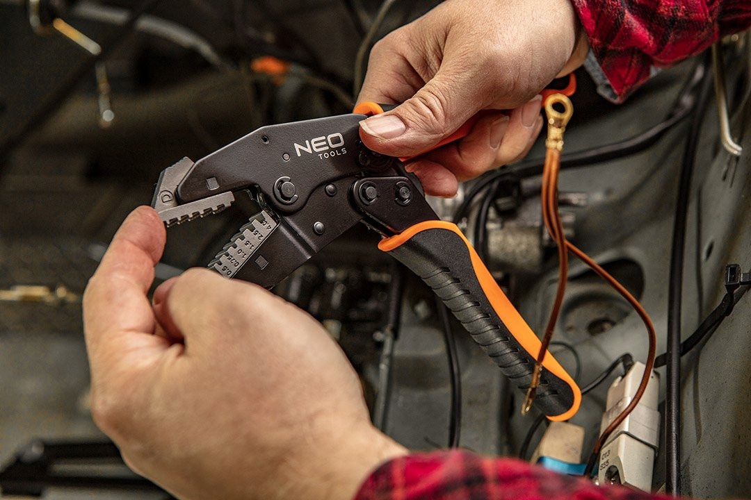 Szczypce do zaciskania końcówek tulejkowych NEO 01-506 22-6 AWG