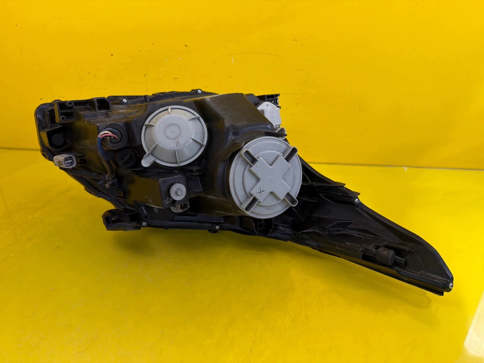 light left front Toyota Avensis T27 2009-2012 Zwykla