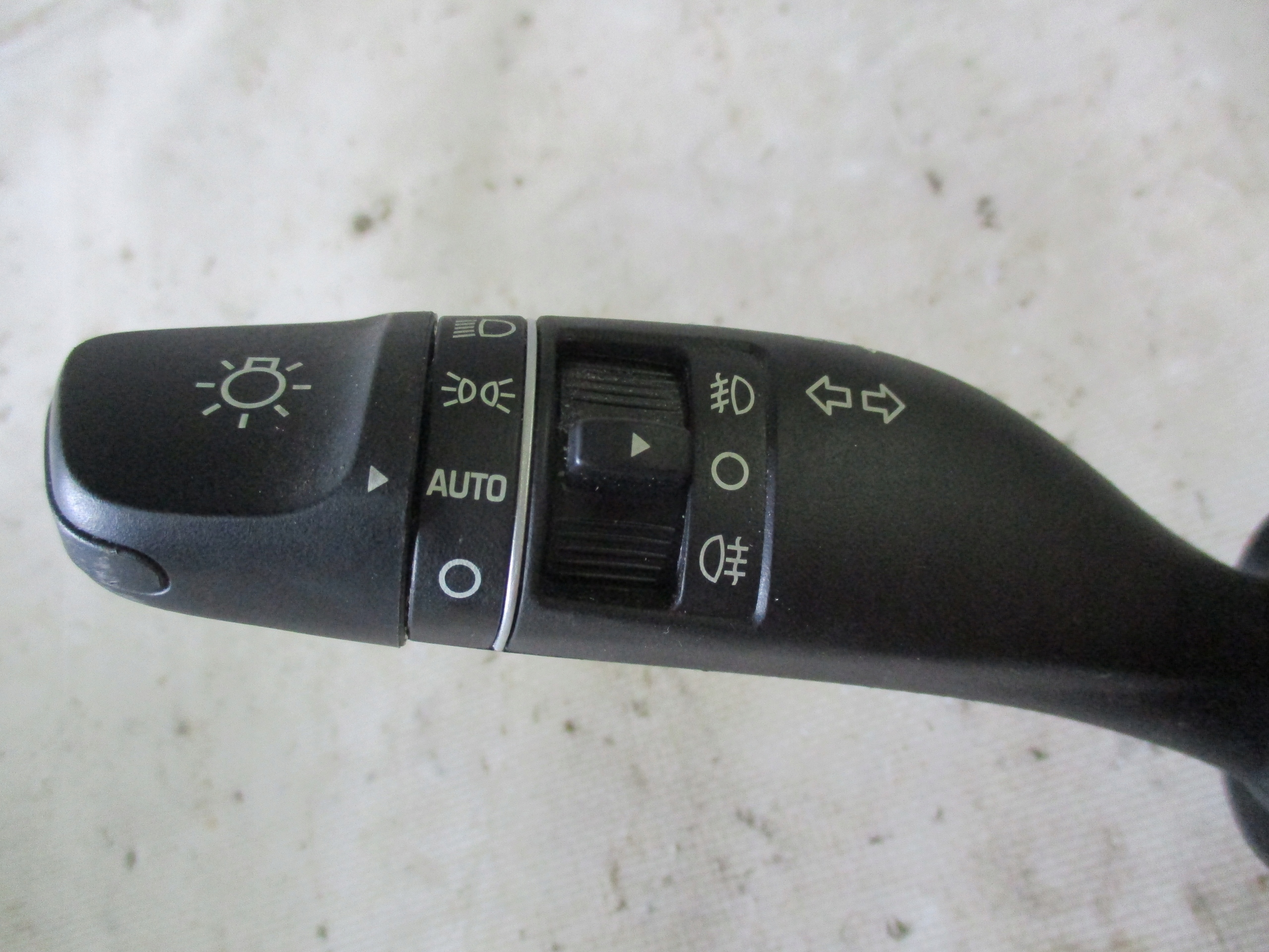 Devio leve volante Hyundai Tucson II 15r- 93403D7962