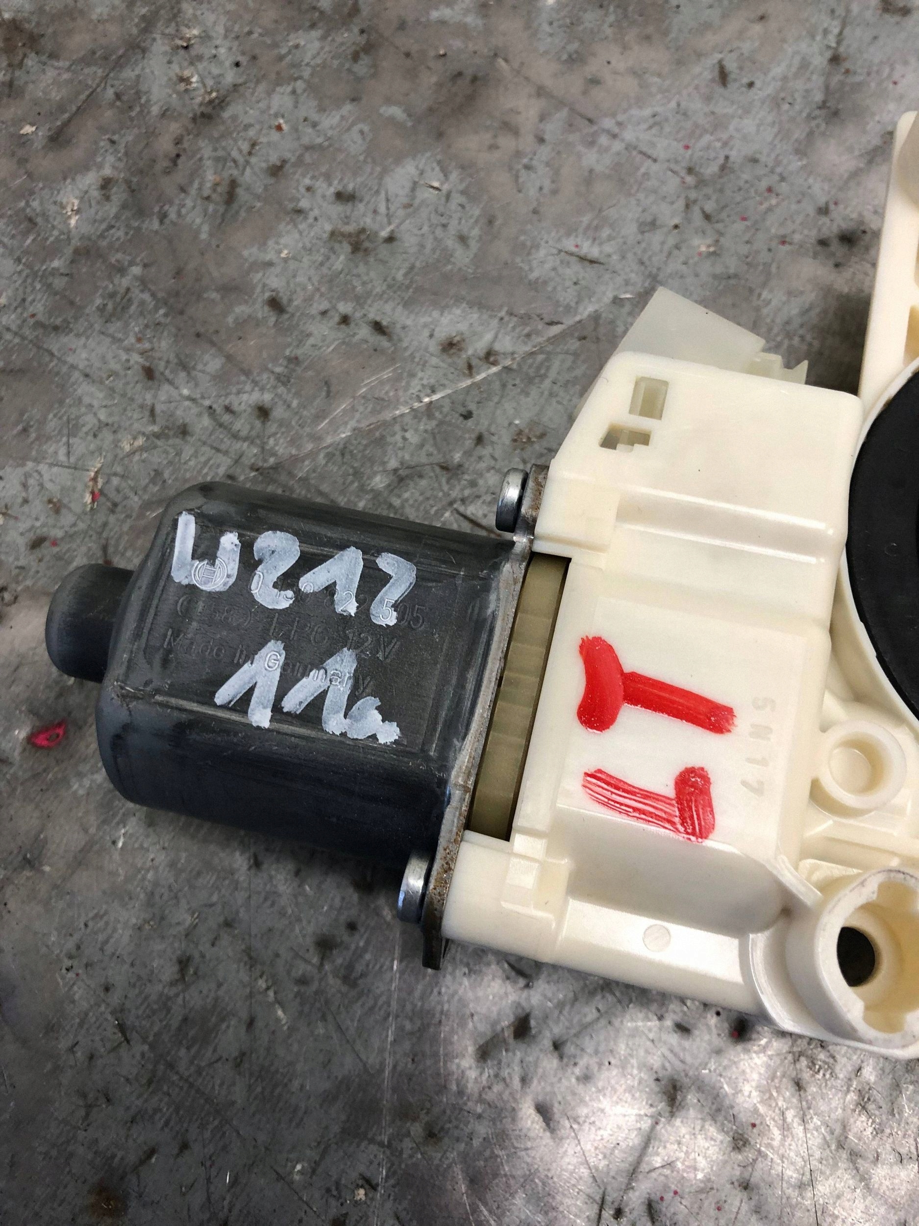 mini motor windows left rear part MERCEDES W212 KOMBI A2048200542