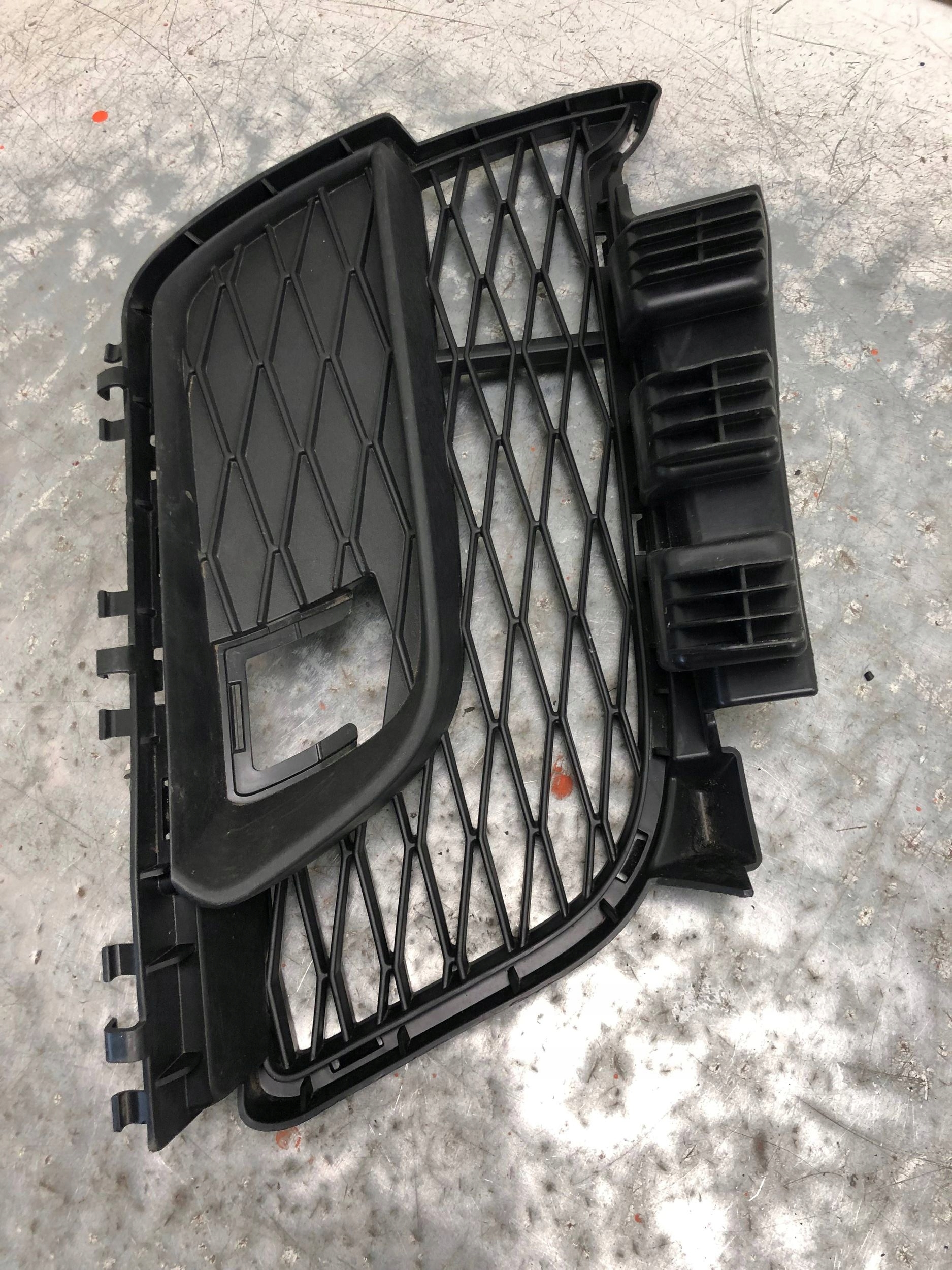 grid of a bumper left front TOYOTA SUPRA MK5 A90 8811317