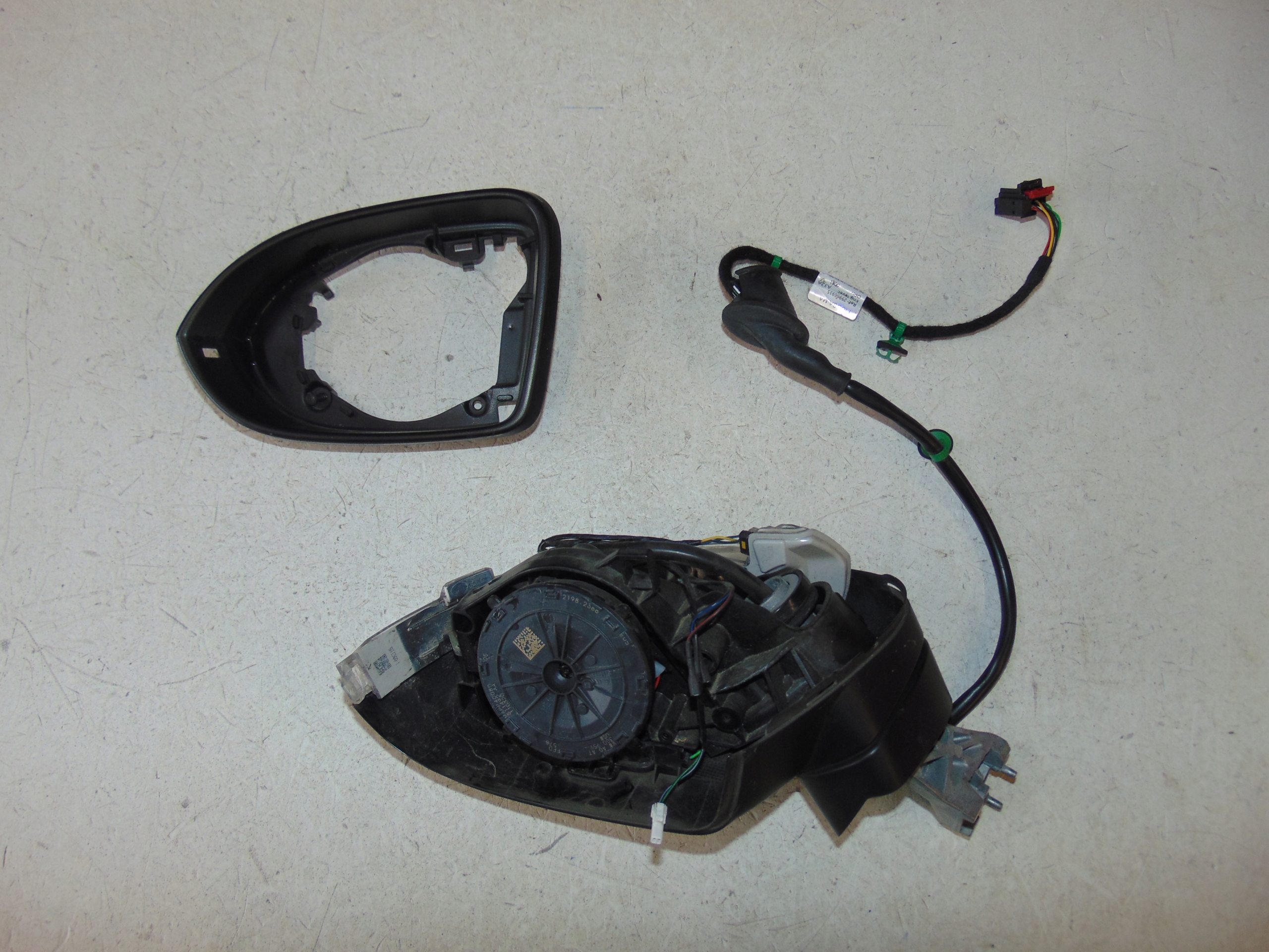 lusterko lewe 9 PIN VW PASSAT B8 3G0