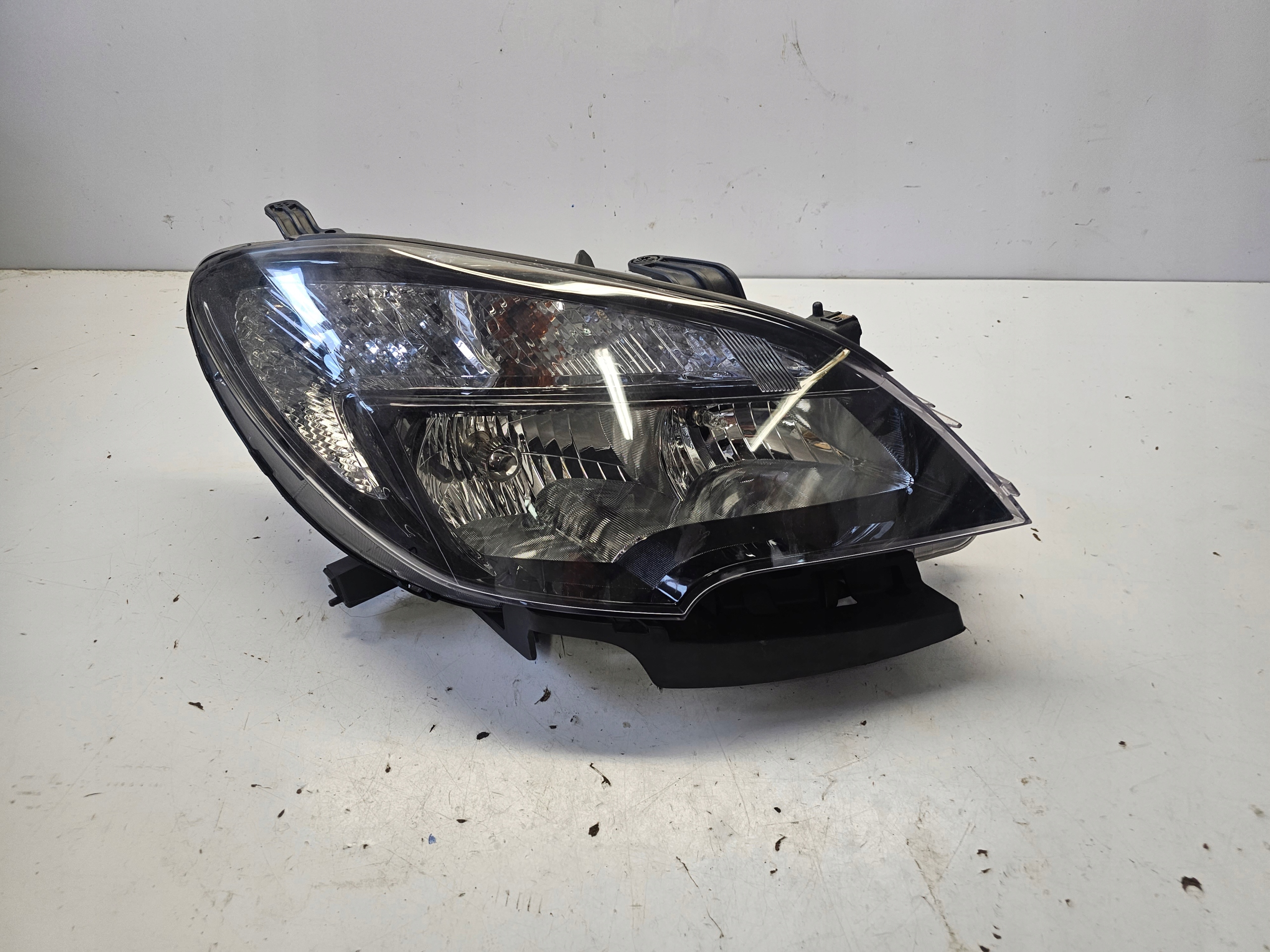 OPEL MOKKA A REFLEKTOR light right front right front CIEMNA ANGLIK