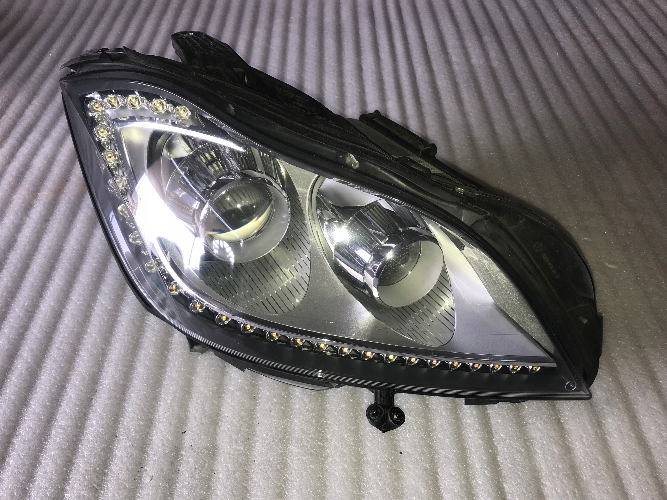 MERCEDES CLS W218 LAMPA PRAWA BI XENON EUROPA