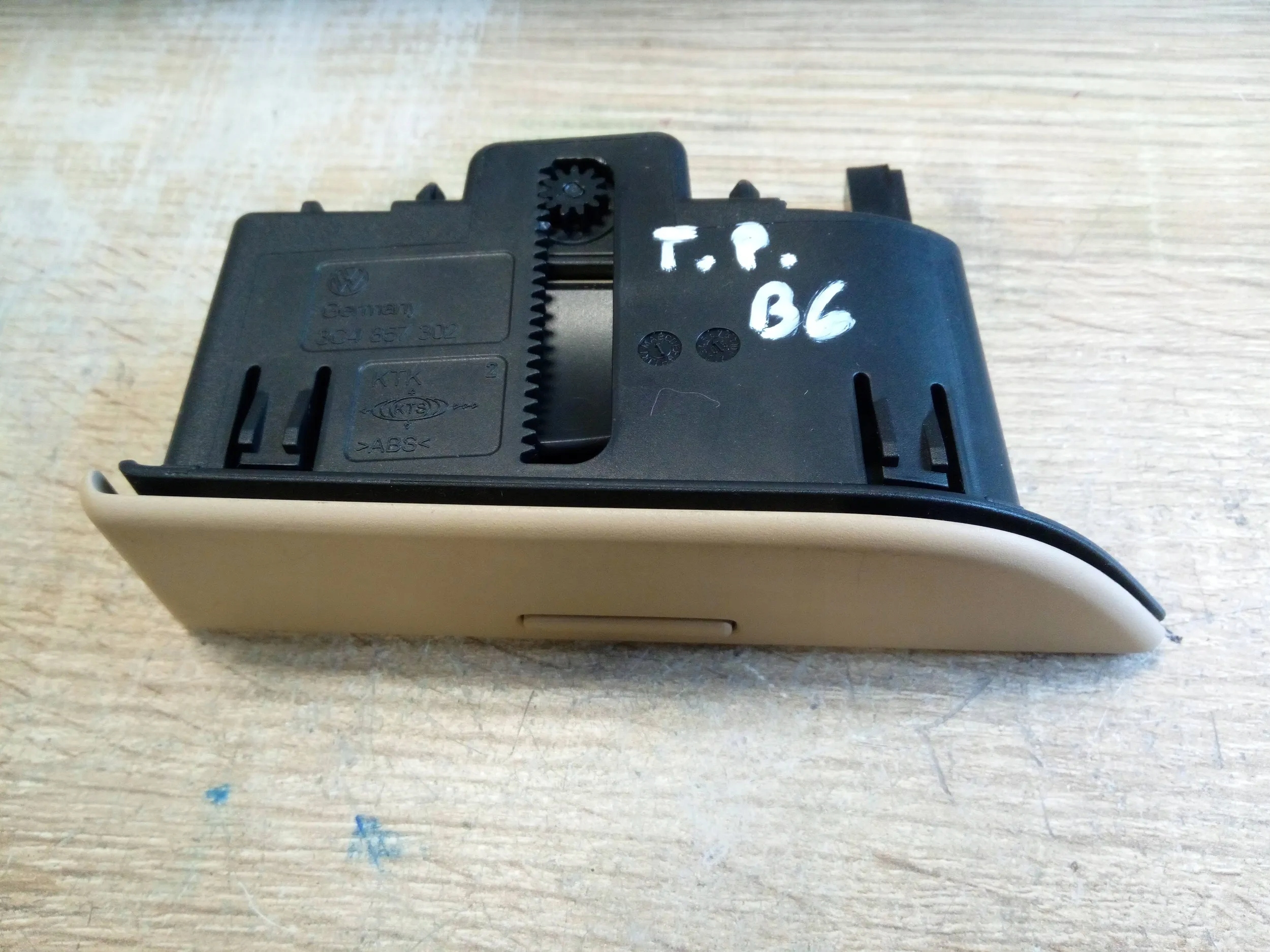 3C4857302 - Пепельница VW PASSAT B6 зад.*