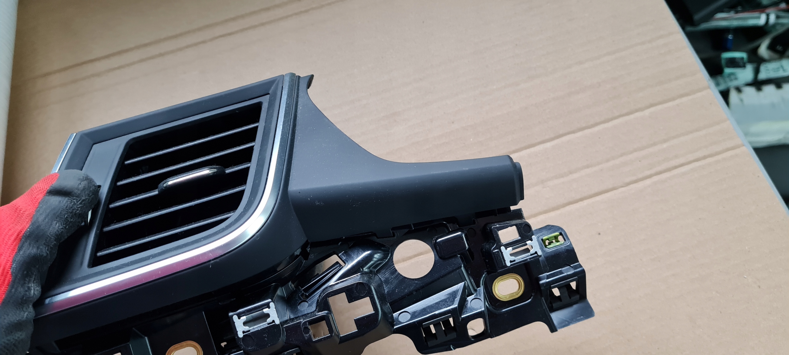 Q5 80A SQ5 mřížka klími levá levý předek 80B820901
