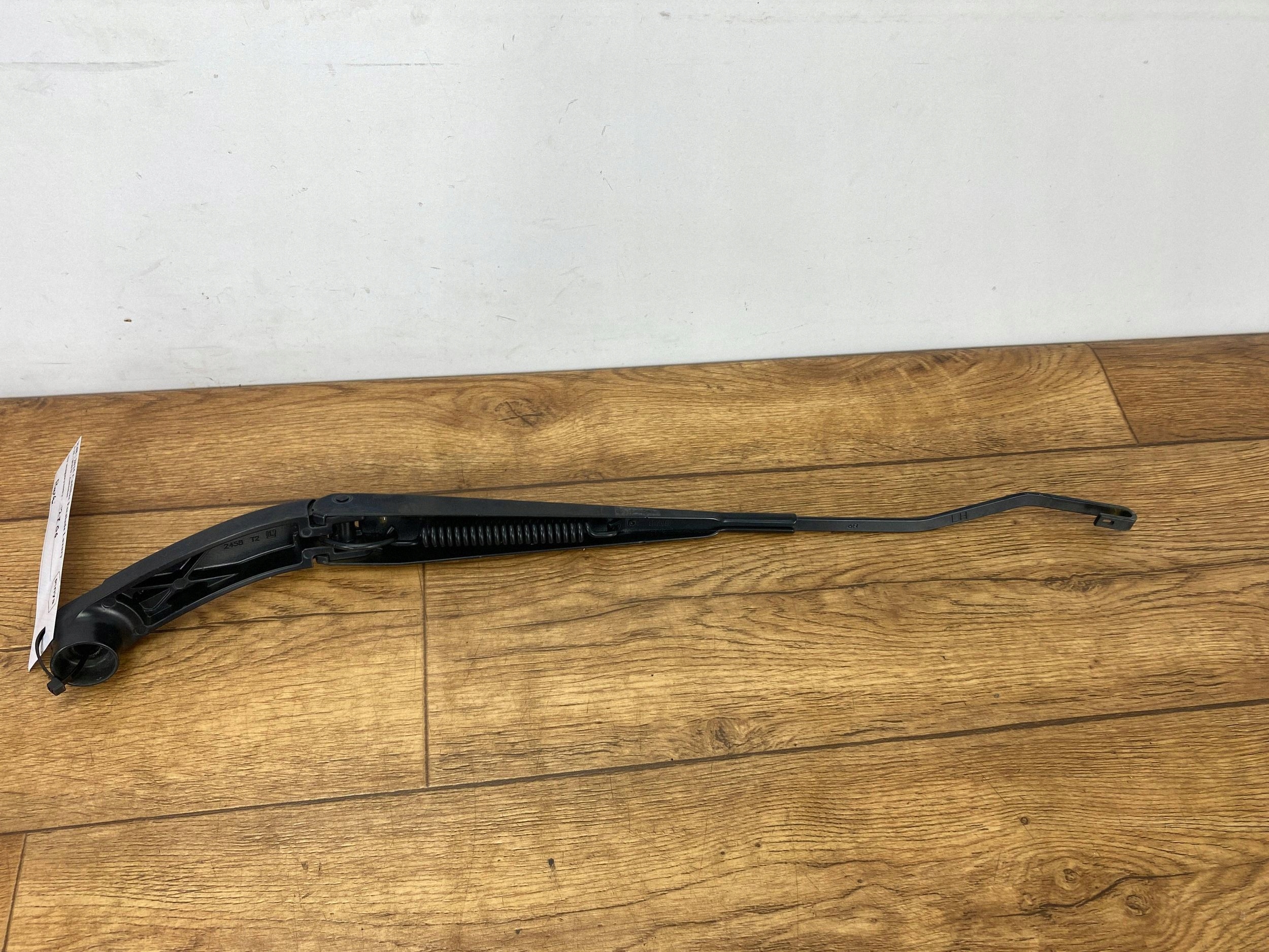 wiper arm windows Cadillac Escalade IV 2015+
