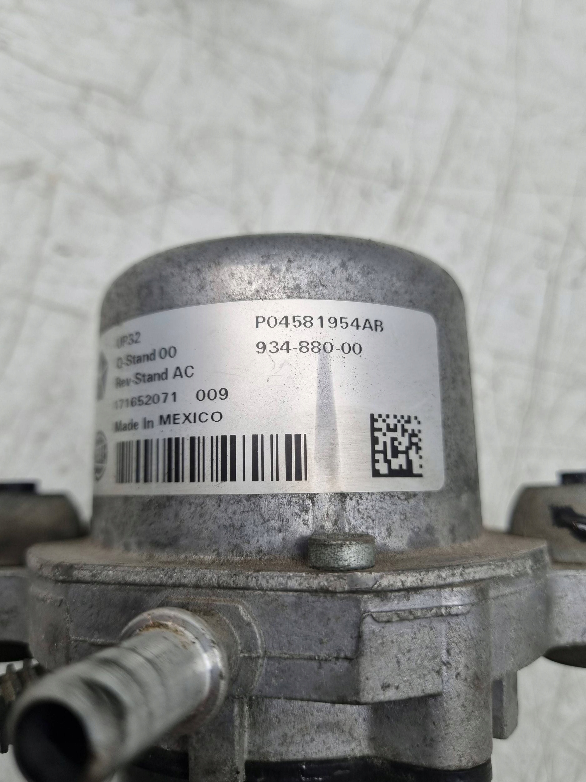 насос вакум Dodge DURANGO III P04581954AB