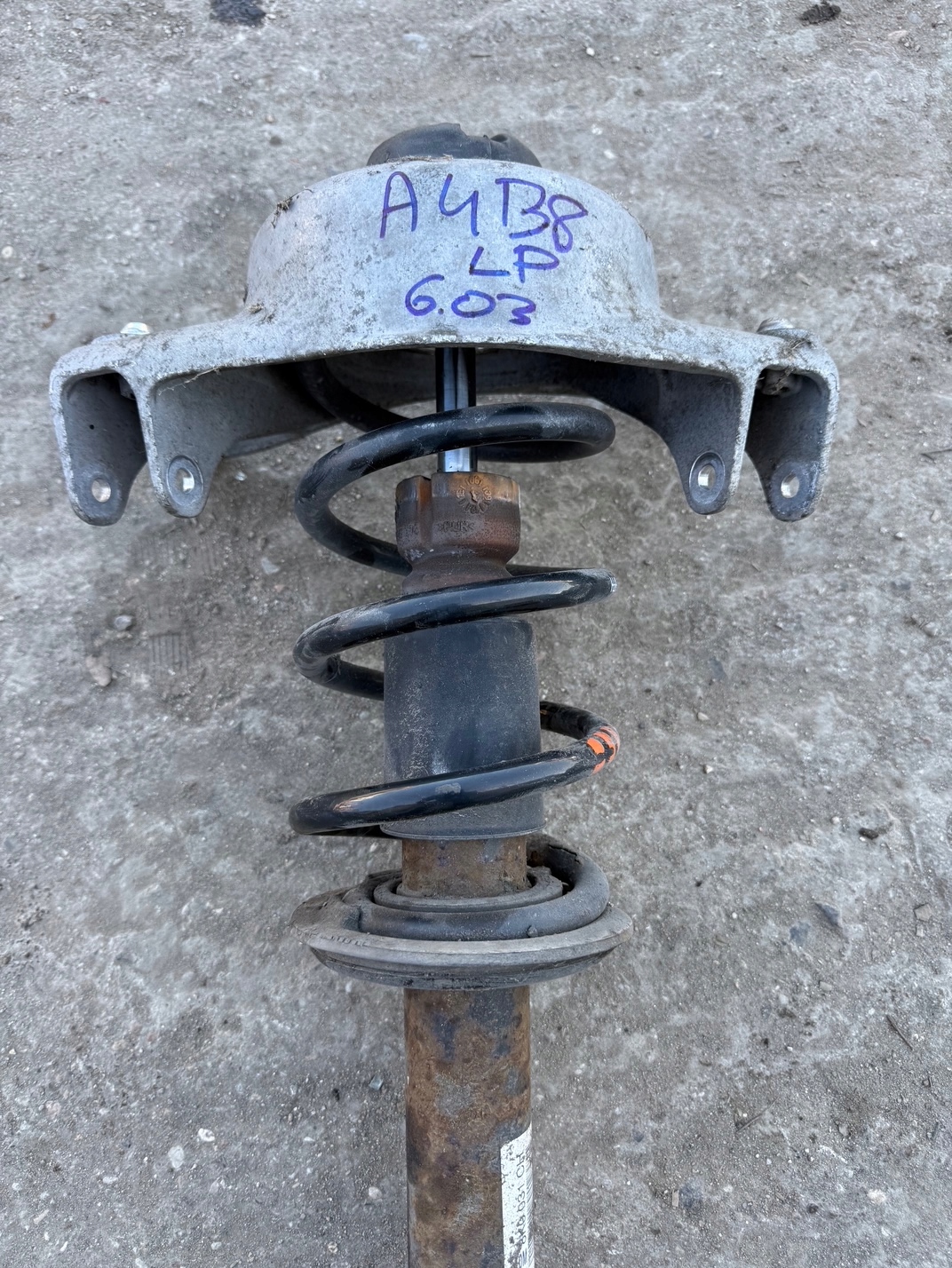 AUDI A4 B8 KOMBI AVANT 2.0 TDI shock absorber left front front 8K0031CH