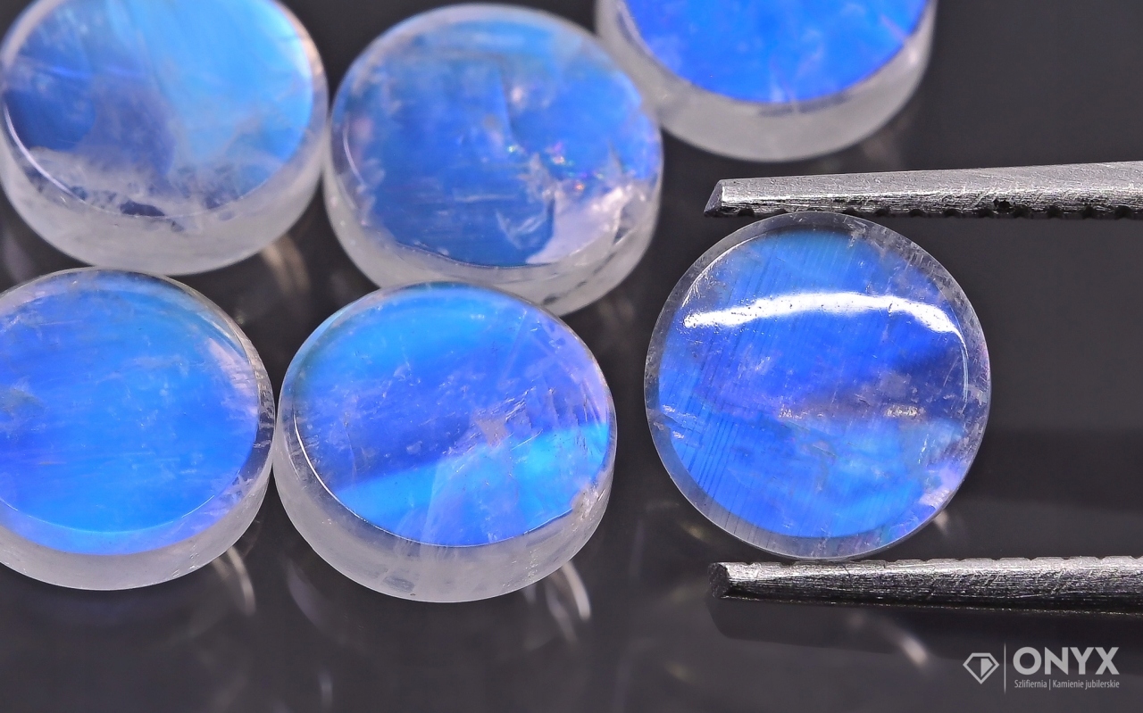 Měsíční kámen modrý A mělký kulatý fi 10
