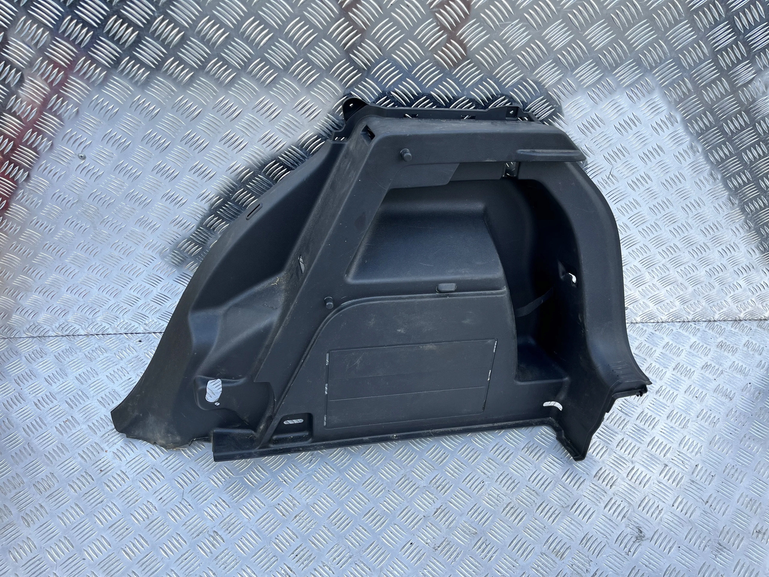 BOCZEK BAGAŻNIKA PRAWY SKODA FABIA III 14- HB