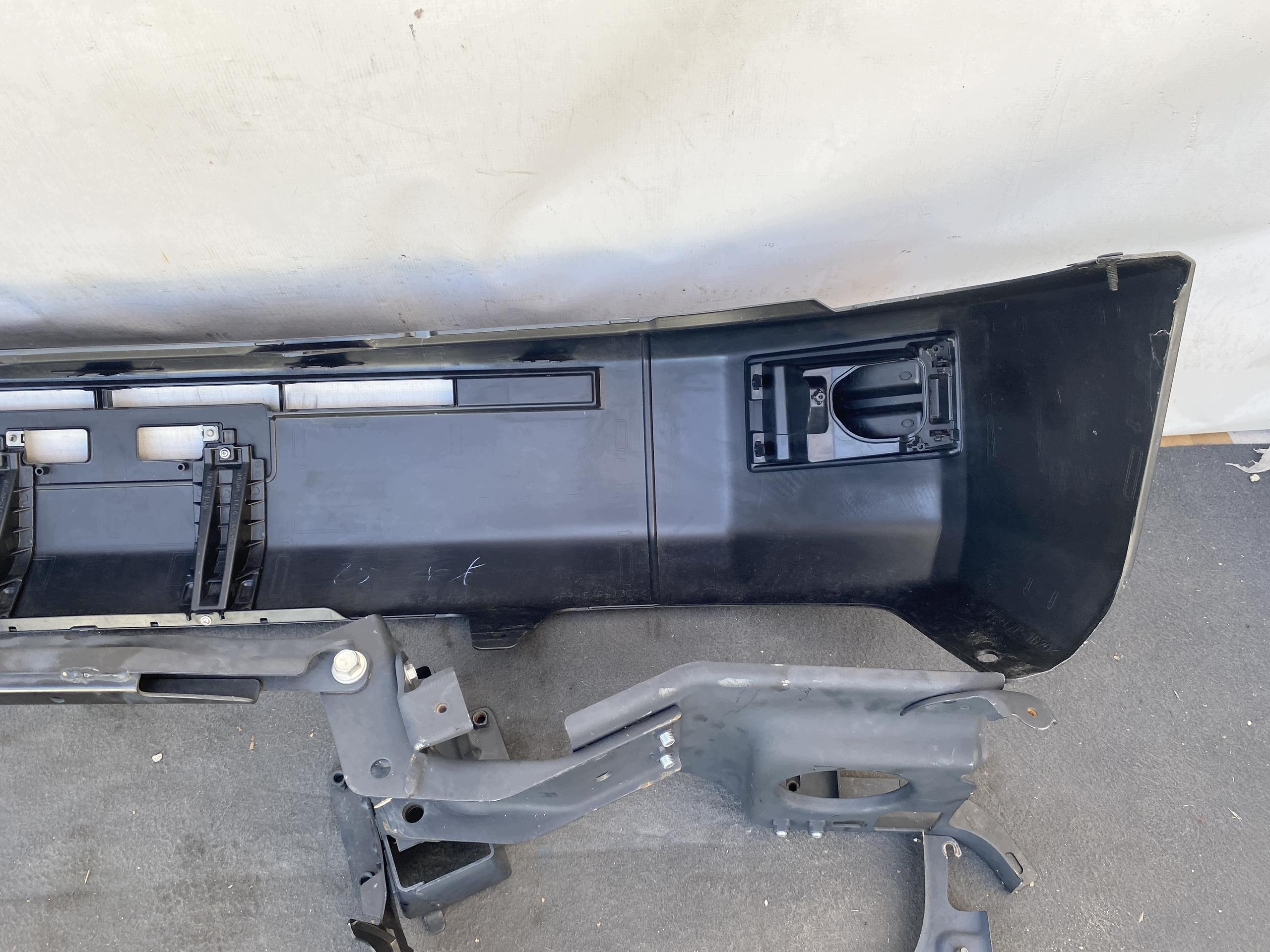 TOYOTA LAND CRUISER J70 23r. front bumper pillar below bumper ORYG.