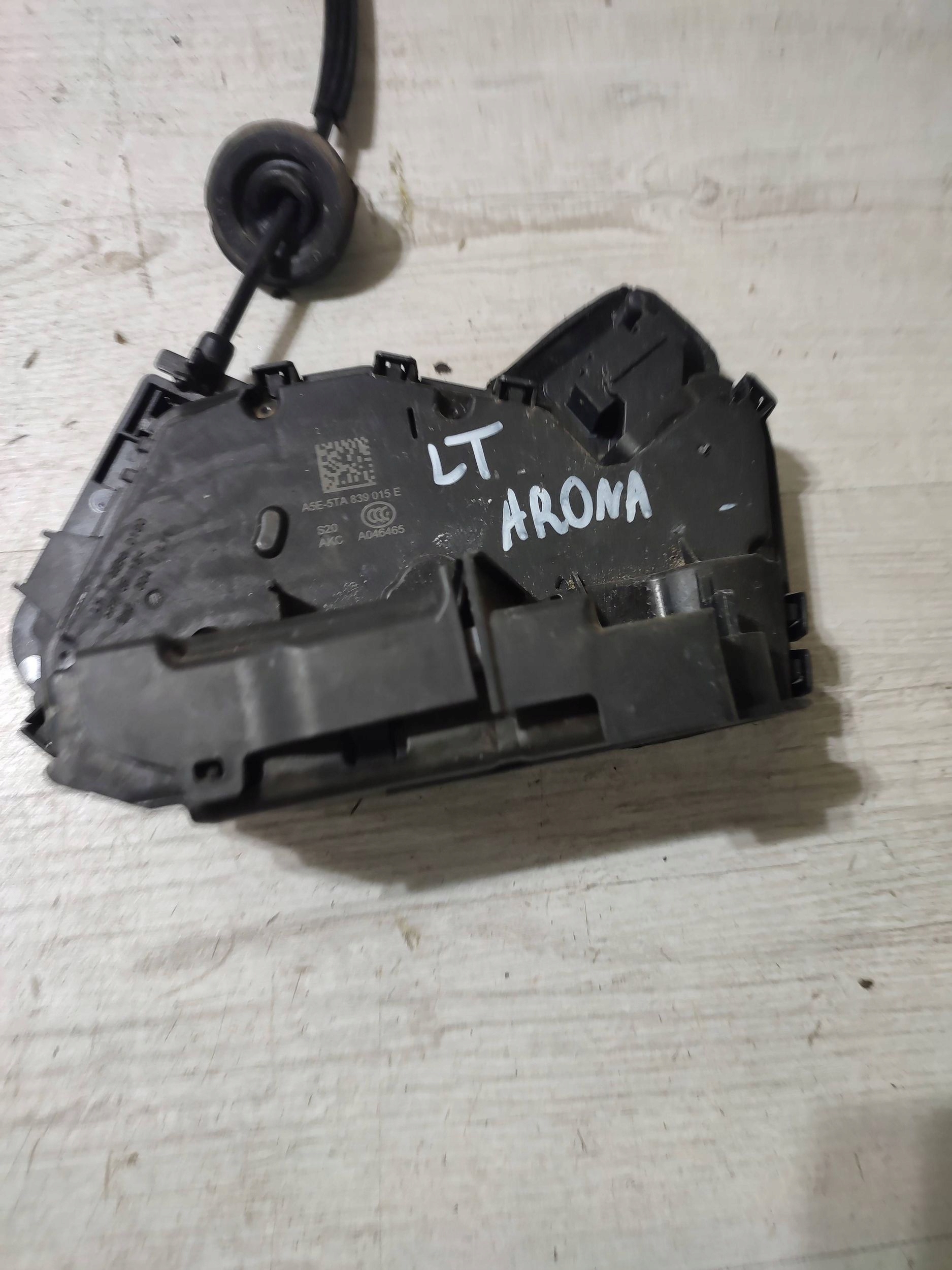 Seat Arona 2019 rear part side left lock door tylnych