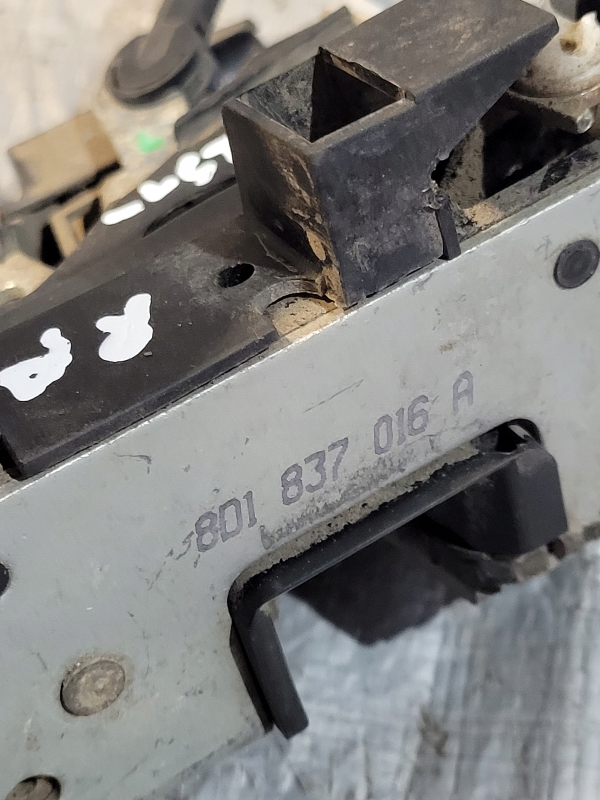 lock door right front OE 8D1837016A AUDI A4 B5 1.8B 96r.