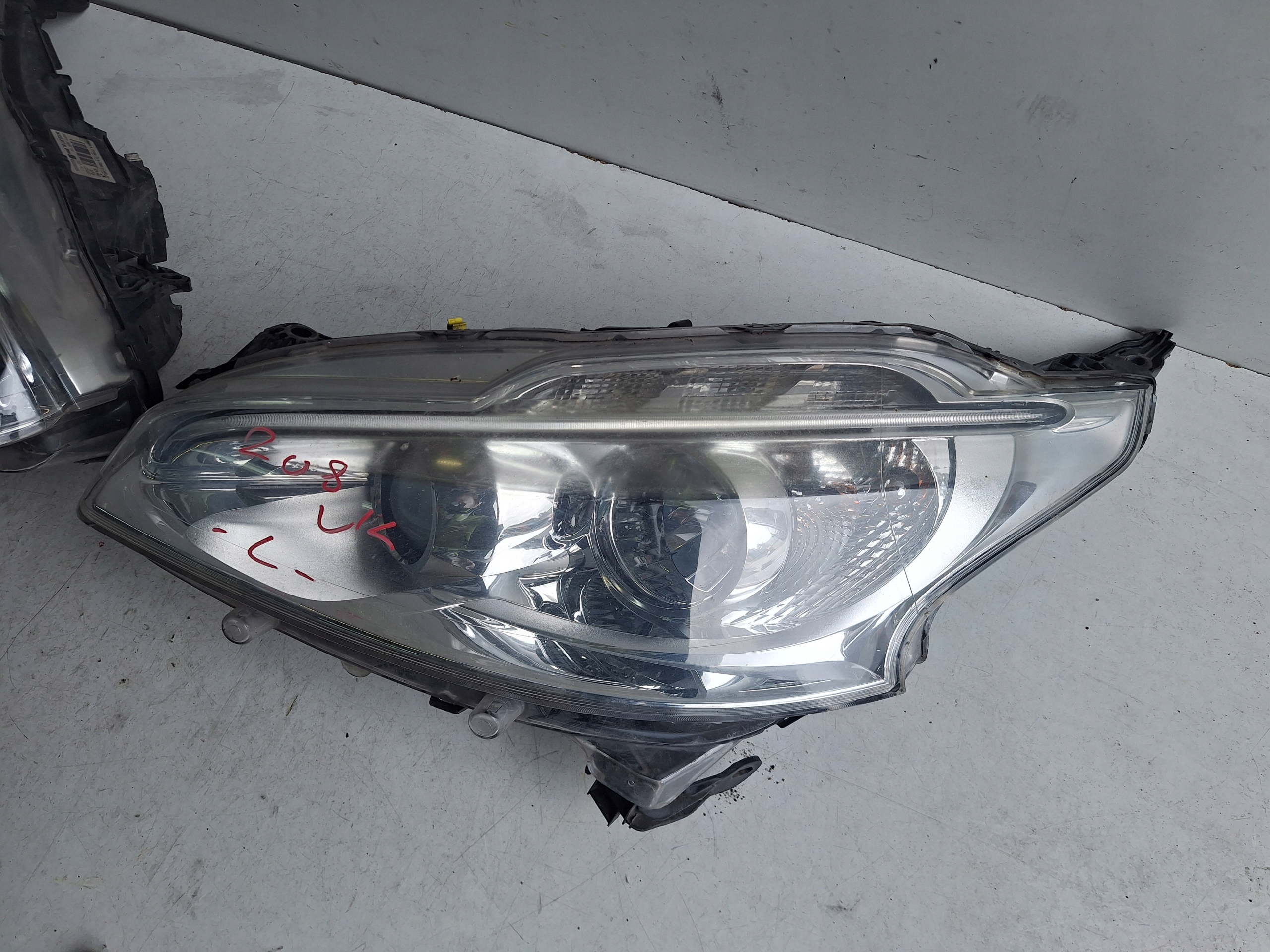 PEUGEOT 208 12-15 light left UK