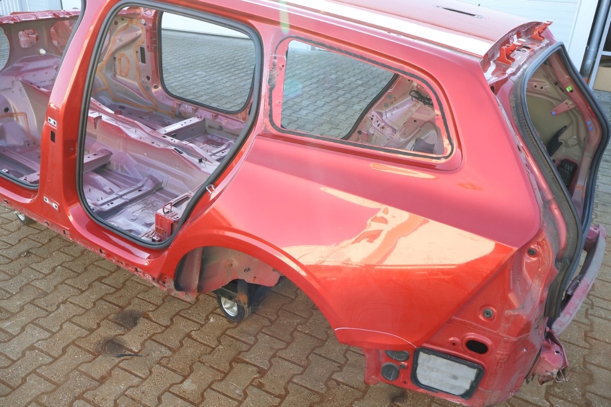 VOLVO V60 II ĆWIARTKA BŁOTNIK LEWA TYŁ 725