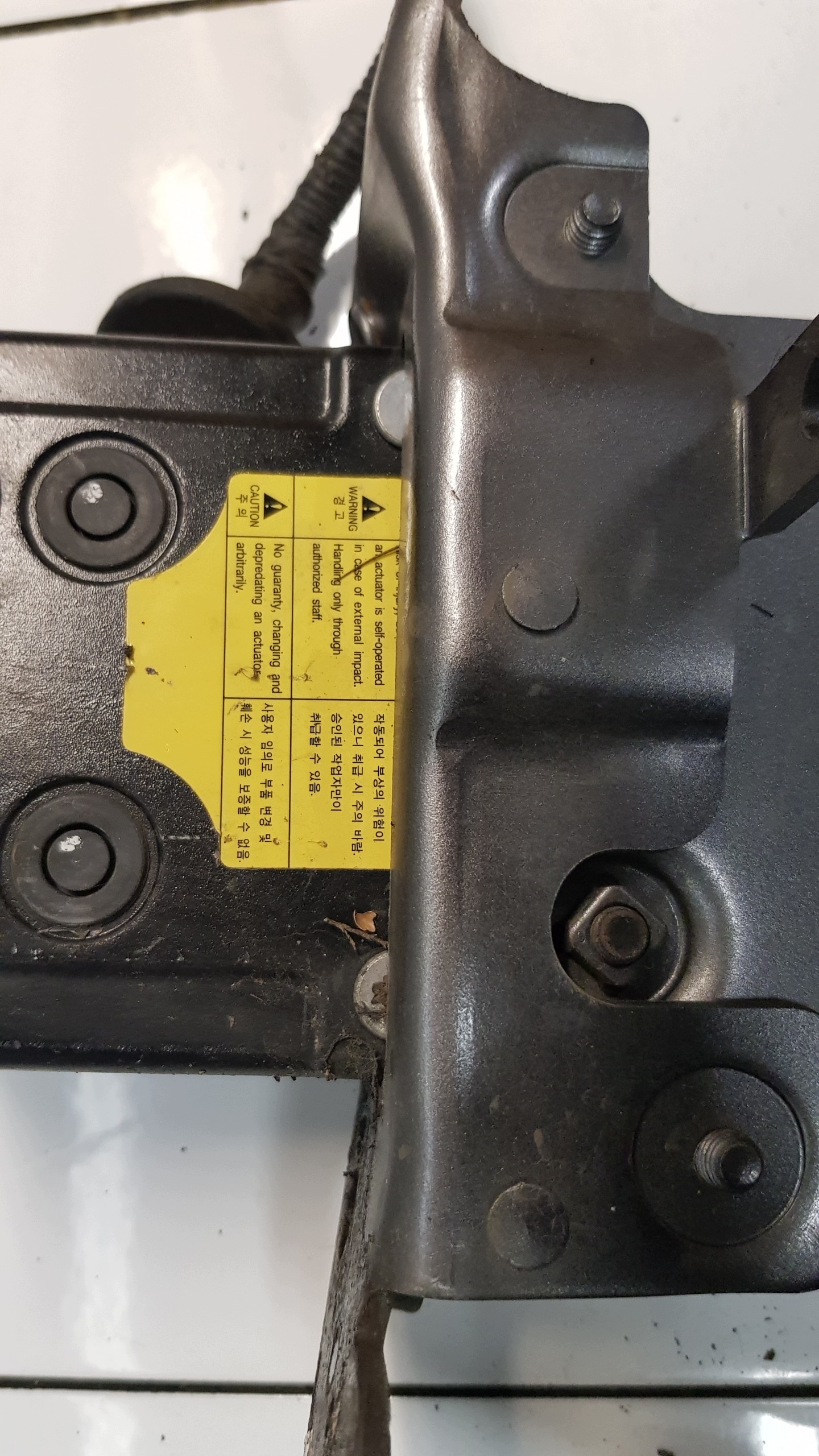 KIA SORENTO 2 II 2.2CRDI NABOJ PIROTECHNICZNY hinge bonnets left 79150-2P000