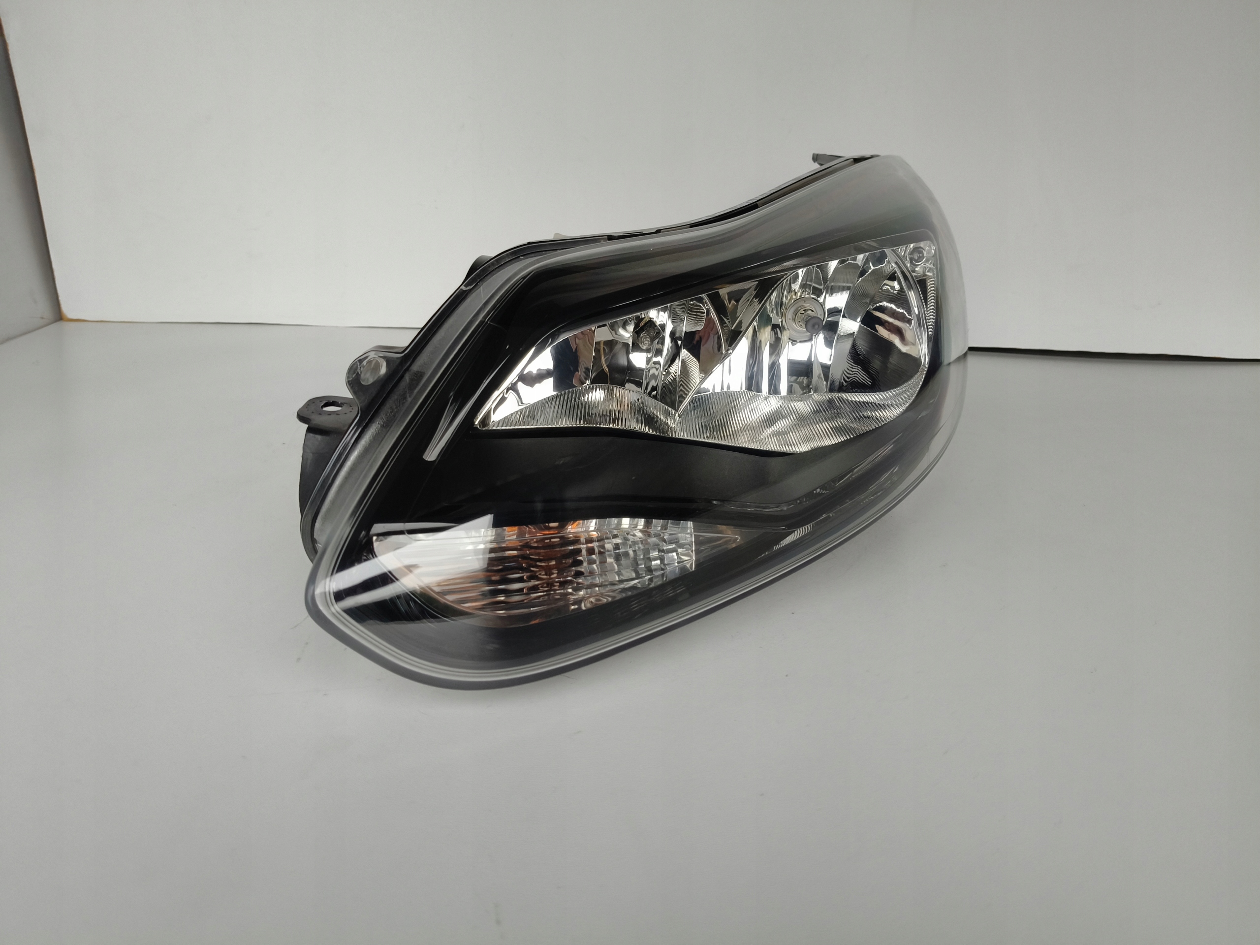 light left REFLEKTOR FORD FOCUS MK3 11-14 CIEMNA