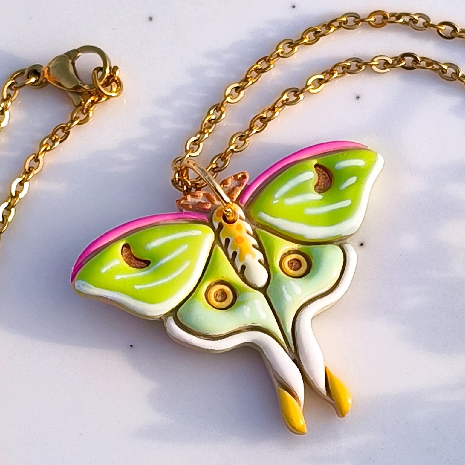 Náhrdelník africká měsíční můra, amulet s můrou, přívěsek s přívěskem