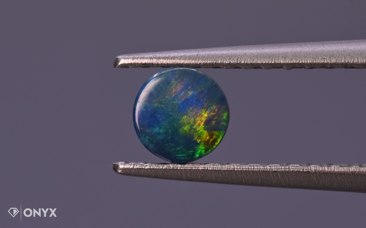 Australský opál, konvexní dubletová deska, kulatý, průměr 4,1 mm