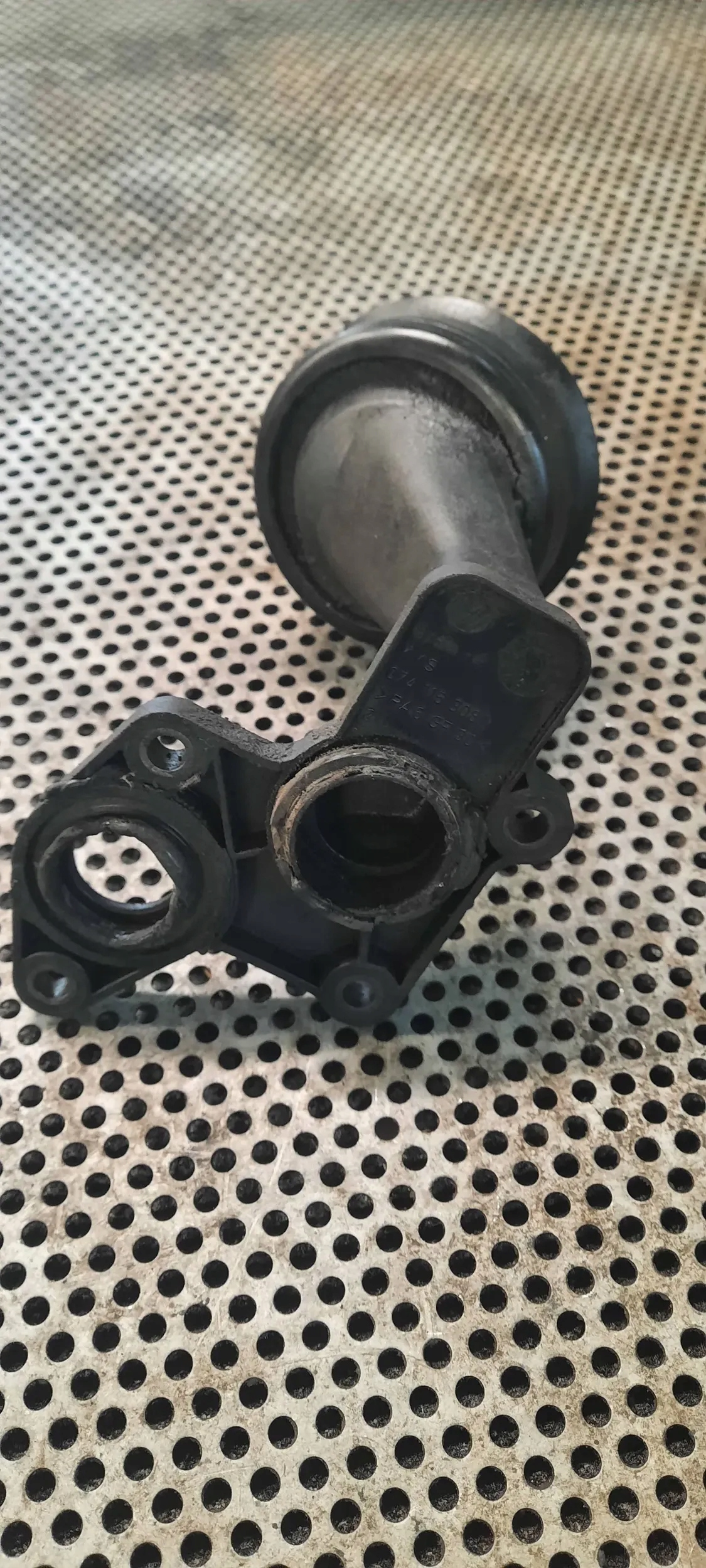 RURA WLEWU OLEJU 074115308B