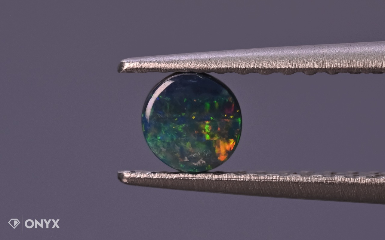 Australský opál, konvexní dubletová deska, kulatý, průměr 4 mm