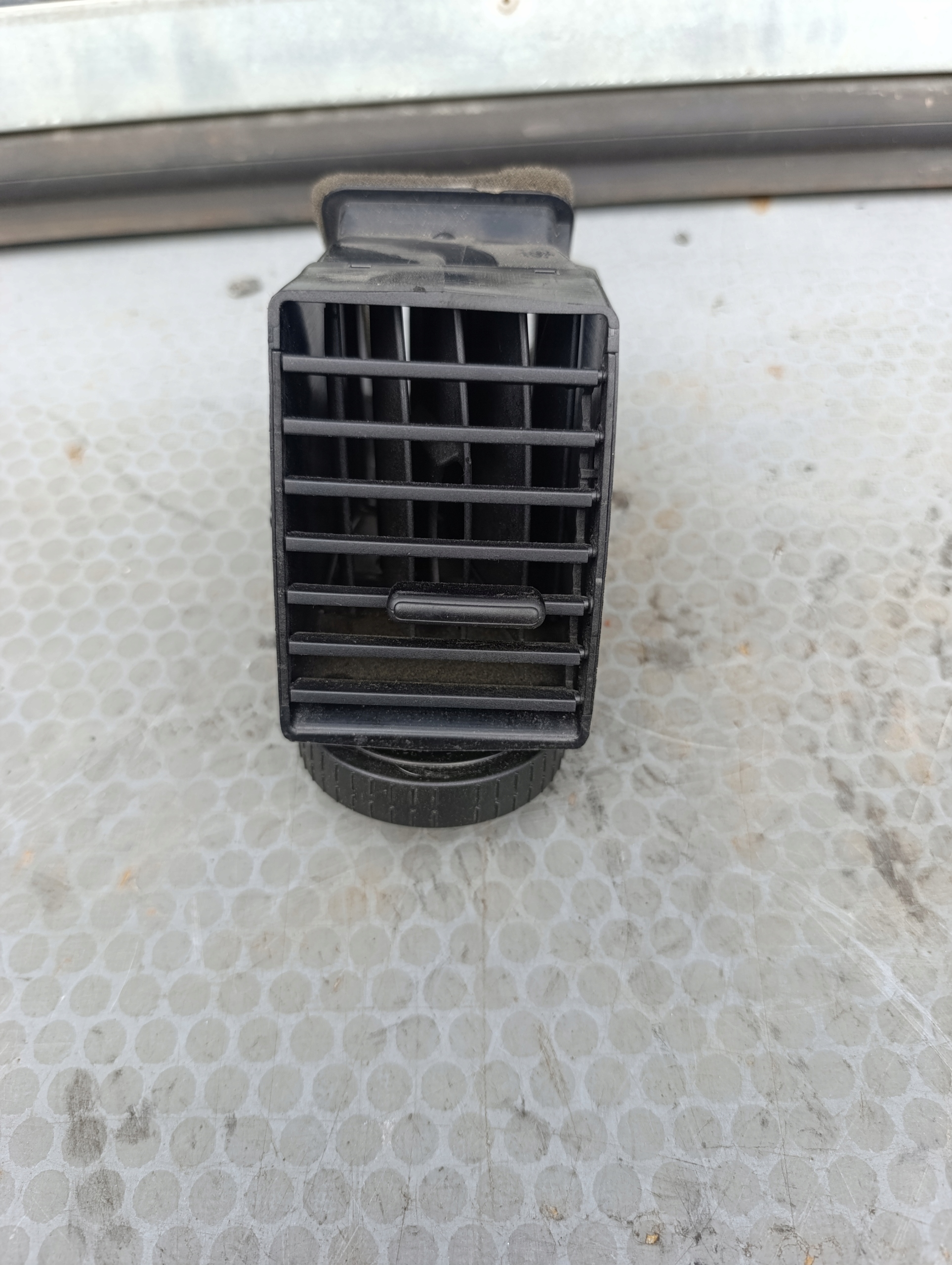 VW T5 LIFT grid air conditioning devices central right 7E0815706A