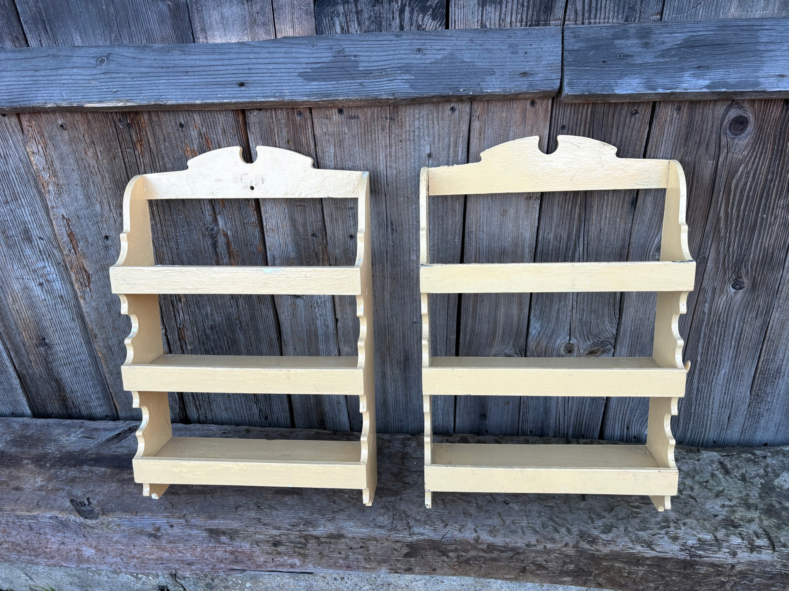 Stara drewniana półka ludowa