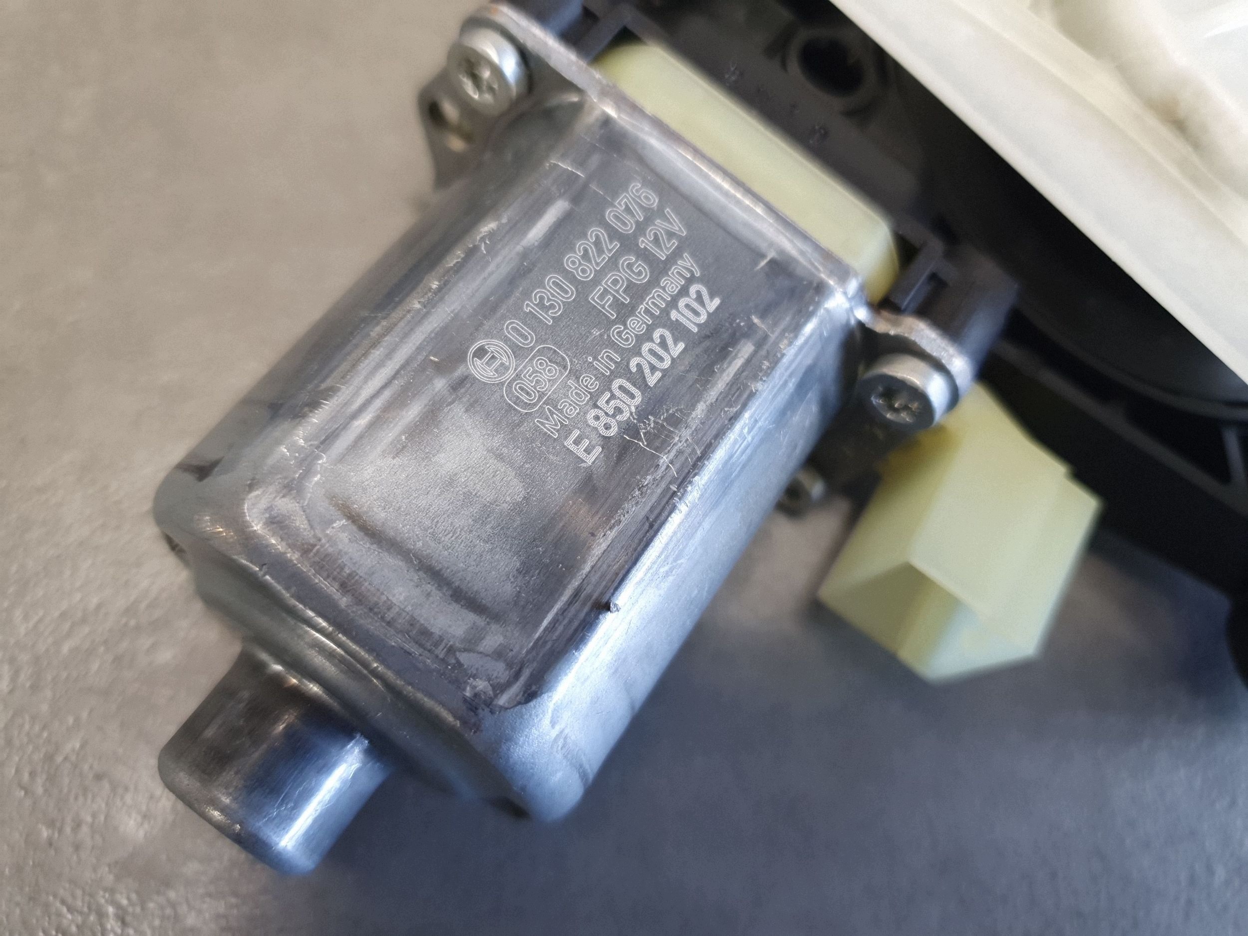 Cupra Leon IV window regulator door right front 5FA837462D