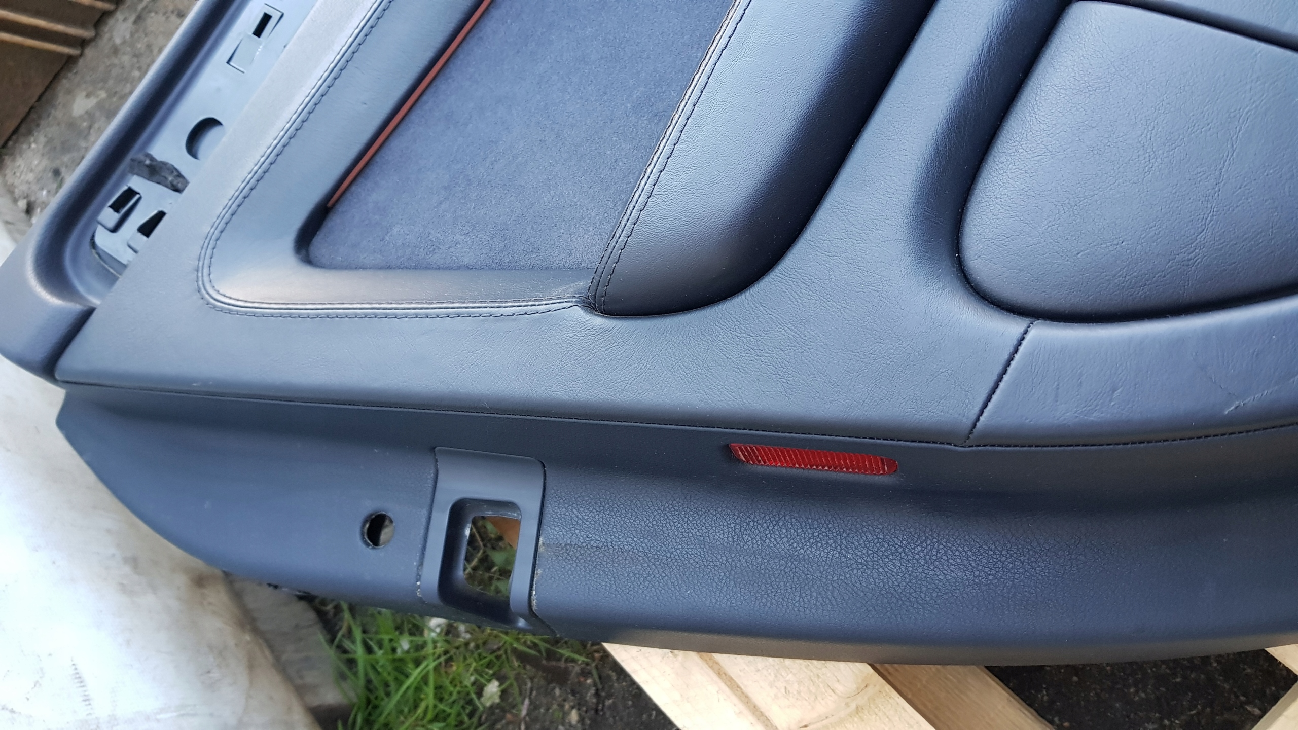 AUDI A8 D3 side upholstery door left rear part - handle OBSZYWANA leather BOSE