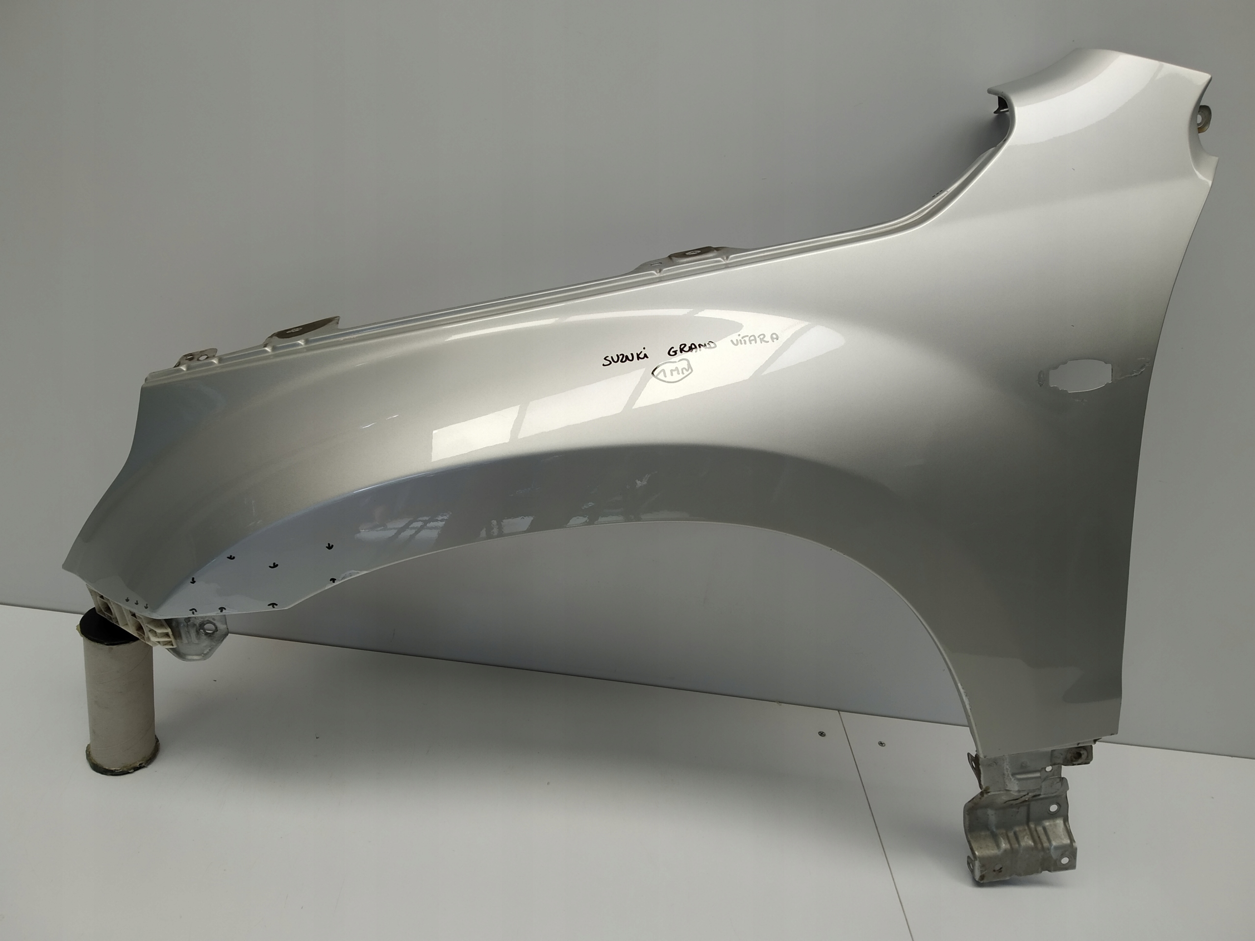 2005r + Suzuki Grand Vitara II fender front left srebny original