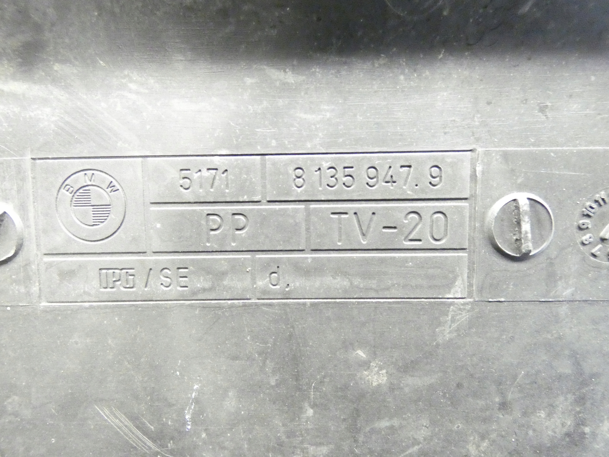 kryt chladiče stěny předního BMW E36 81359479