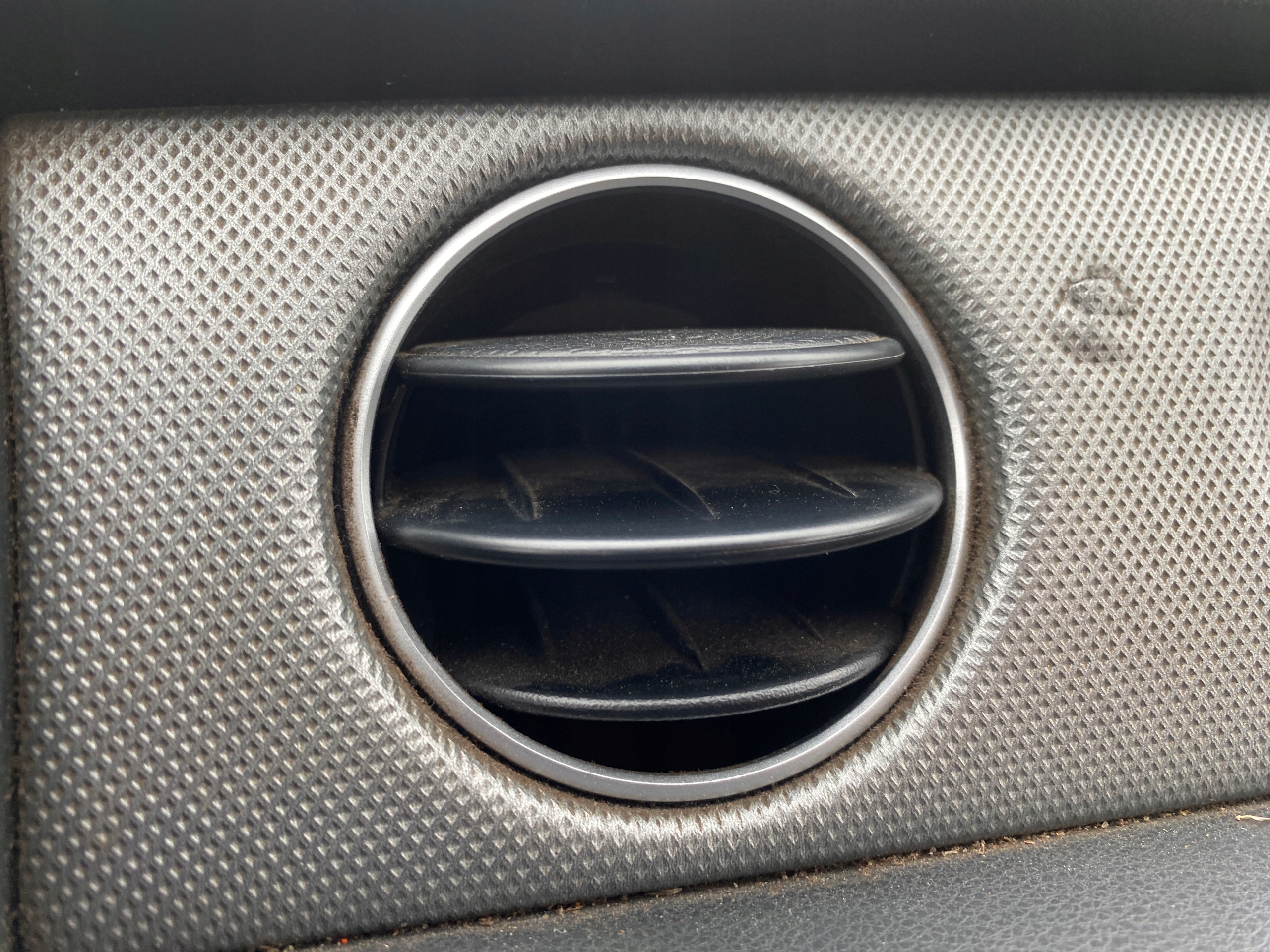 grid air conditioning devices air right left central Mitsubishi Outlander 1 and 03-06
