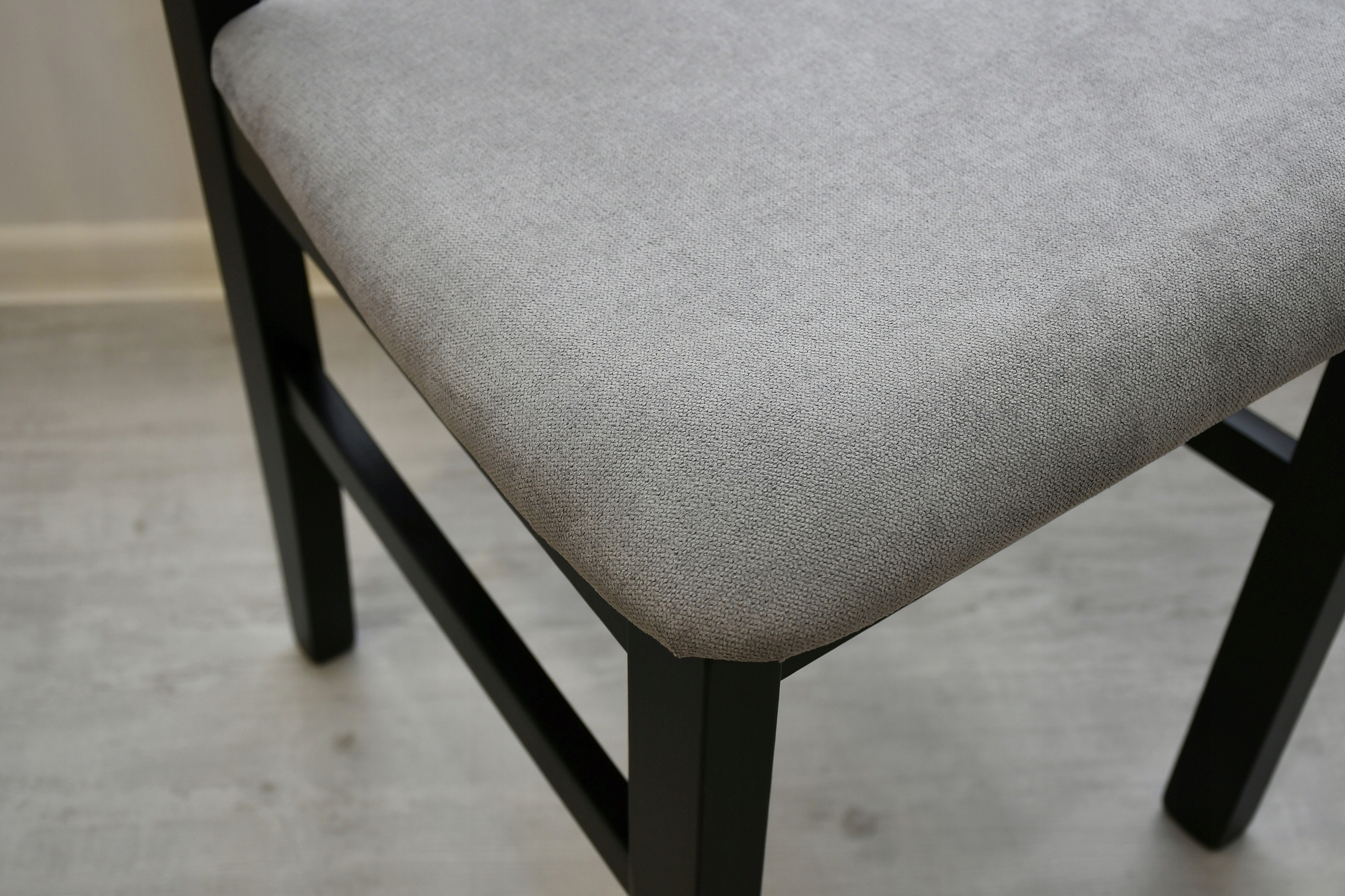 skandynawsko-loftowy komplet, okrągły stół fi 90 + 4 krzesła, wybór kolorów Kolor obicia odcienie szarości