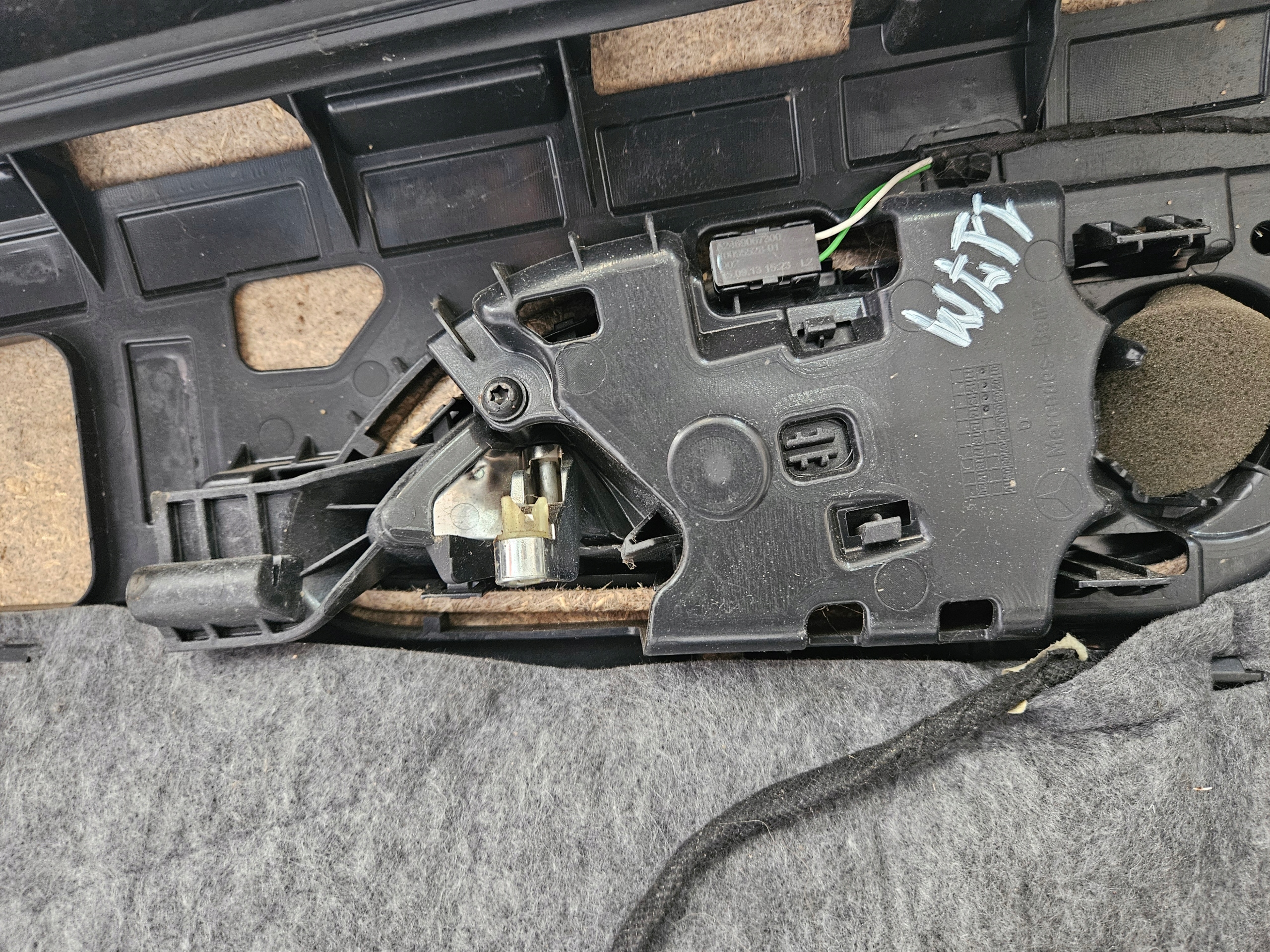 дверные карты кожа mercedes-benz oe A2465406809