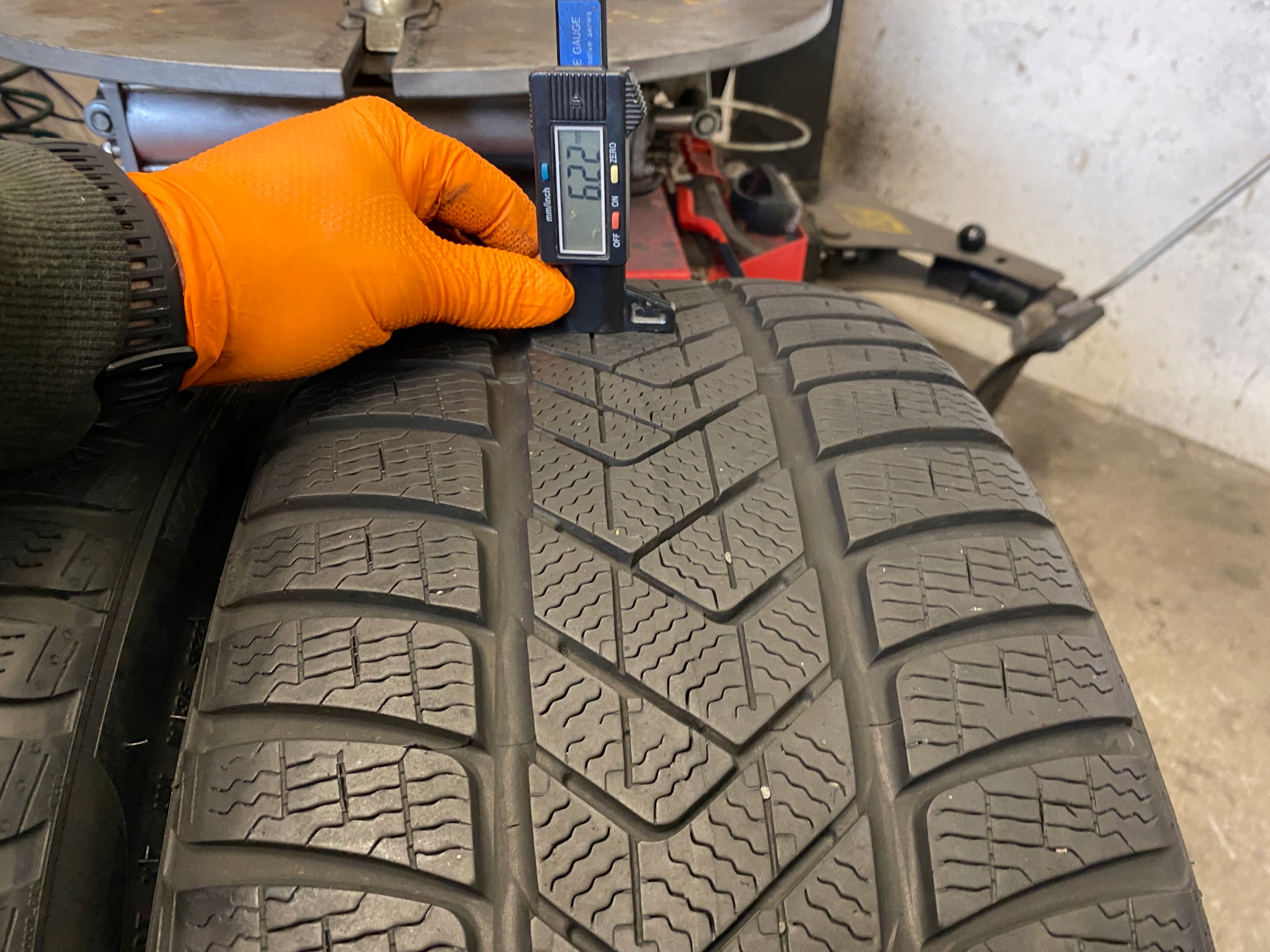 2 tyres winter 275/40R18 Pirelli Winter Sottozero 3 6,5mm