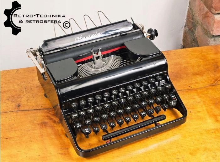 ELEGANCJA W CZERNI / KLASYCZNA MASZYNA DO PISANIA OLYMPIA KLEIN /