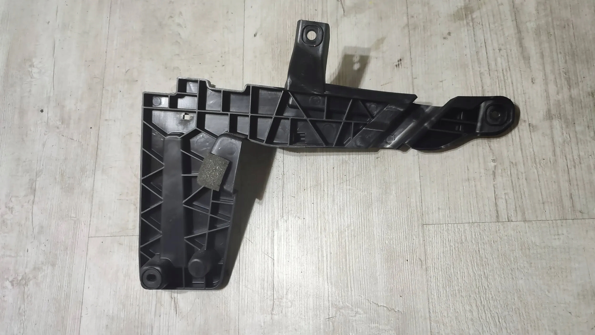 Opel Corsa F 1.2 22r. front side right bumper bracket