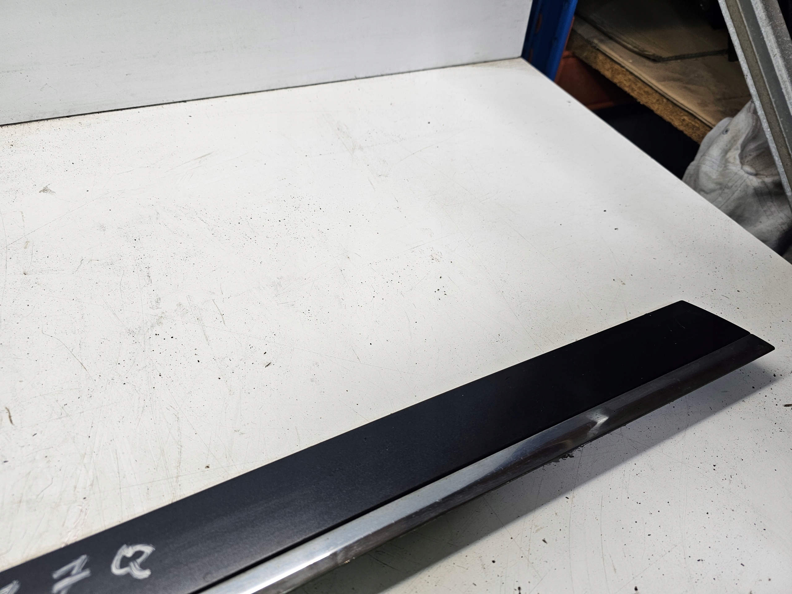 moulding lower door left front AUDI A6 C6 LIFT LZ7Q